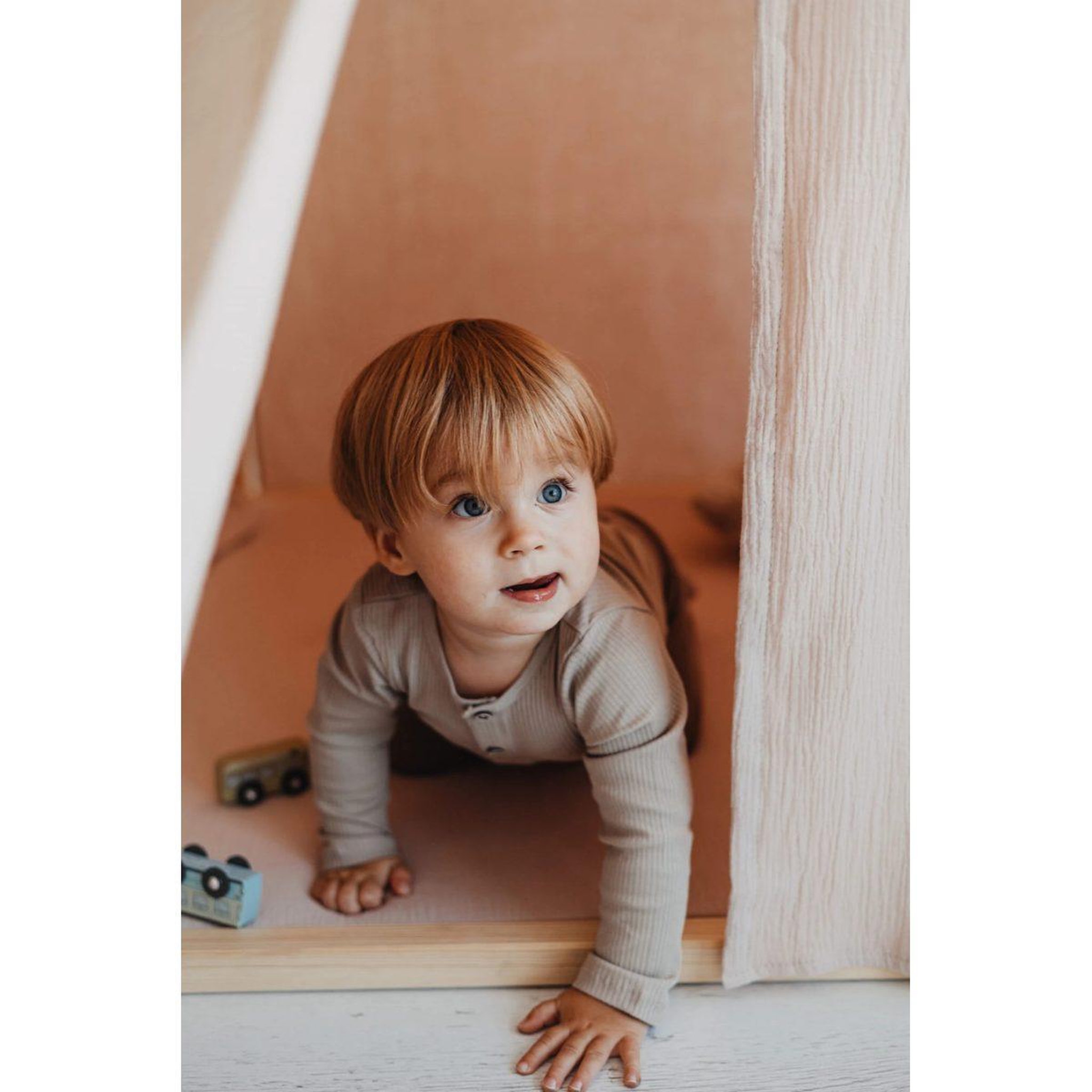 Voir la diapositive 3 : MONIO FOR KIDS Cabane de jeu en bois et mousseline 106 x 106 x 150 cm, portes — Beige
