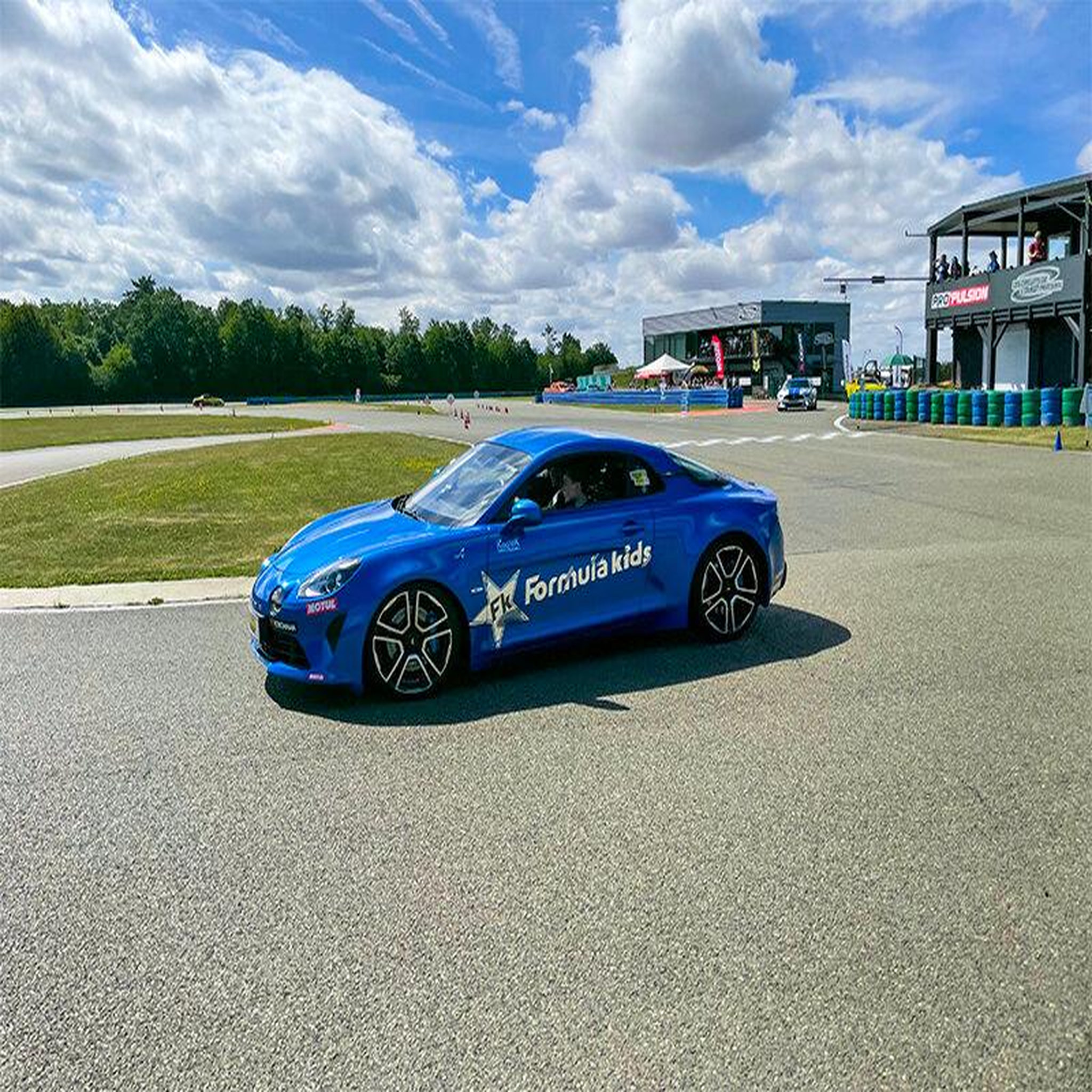 Voir la diapositive 2 : Smartbox Stage pilotage enfant : 6 tours de circuit au volant d'une Alpine A110 - Coffret Cadeau Sport & Aventure