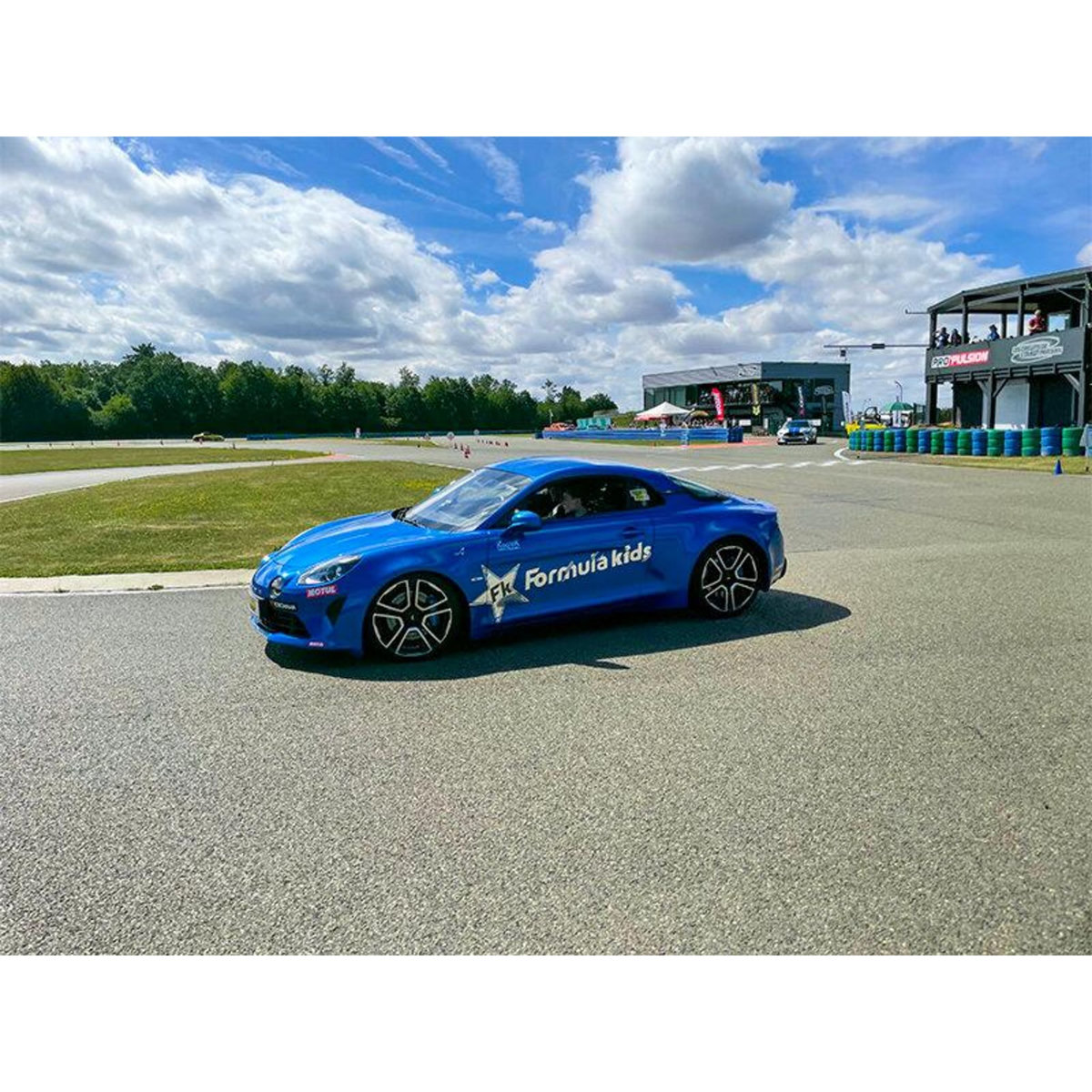 Smartbox Stage pilotage enfant : 6 tours de circuit au volant d'une Alpine A110 - Coffret Cadeau Sport & Aventure