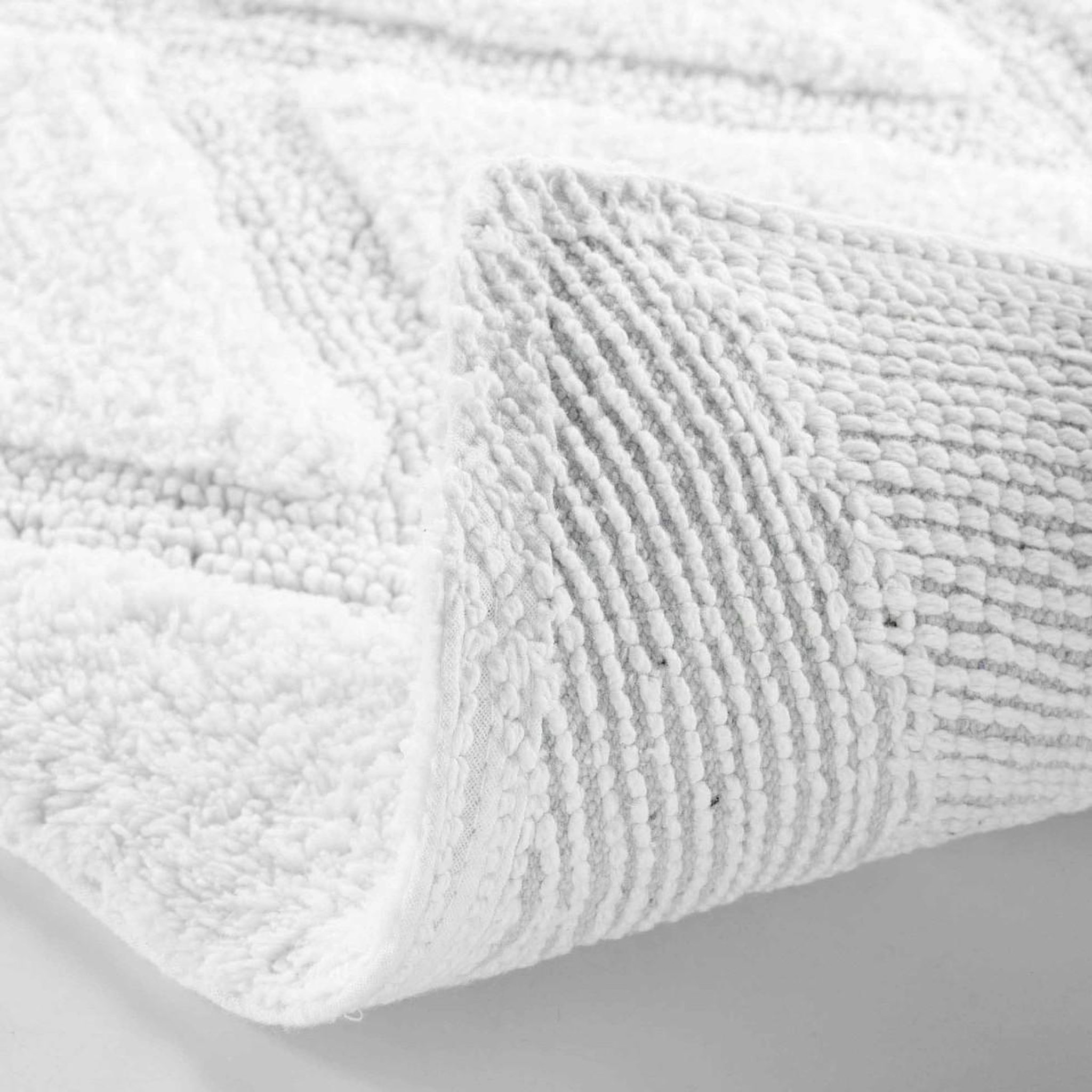 Voir la diapositive 4 : Douceur d'Intérieur Tapis de bain tufté  thais  50x80cm blanc