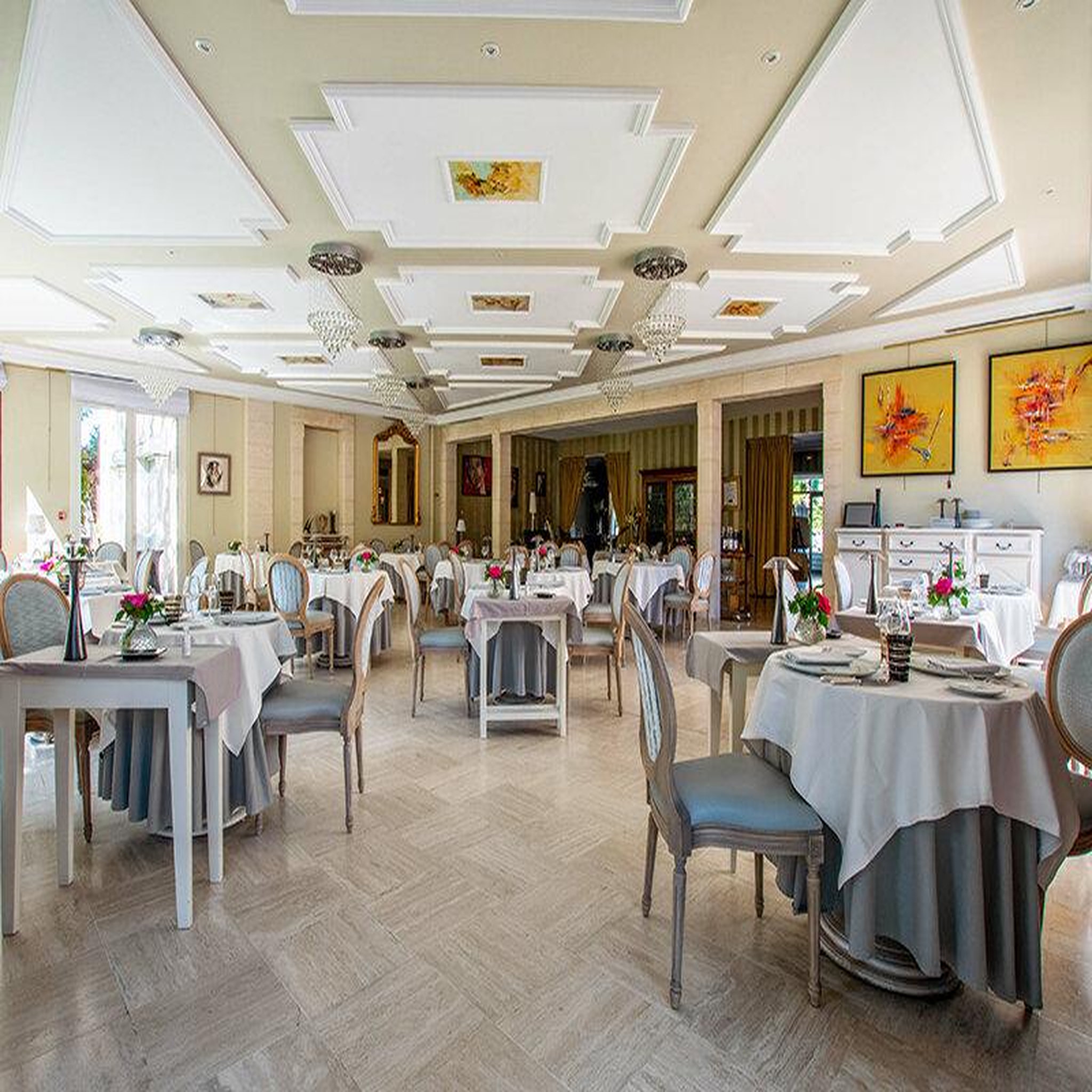 Voir la diapositive 6 : Smartbox Délicieuse escapade de 2 jours au château avec dîner et champagne, près de poitiers - coffret cadeau séjour
