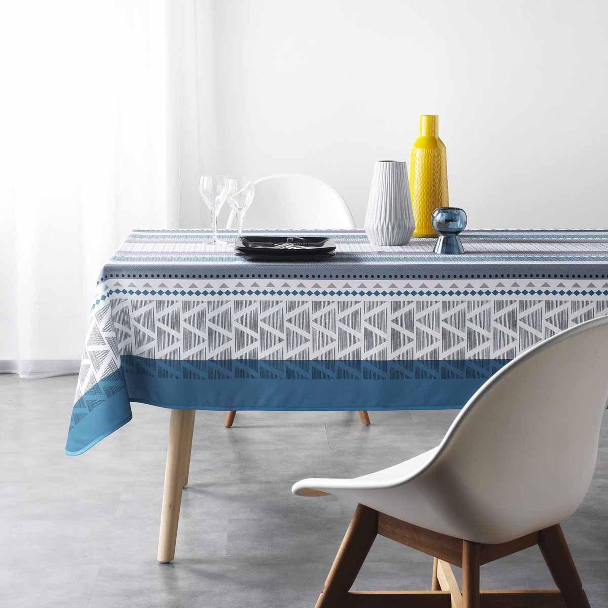 Voir la diapositive 2 : Douceur d'Intérieur Nappe antitache  pacome  150x240cm bleu