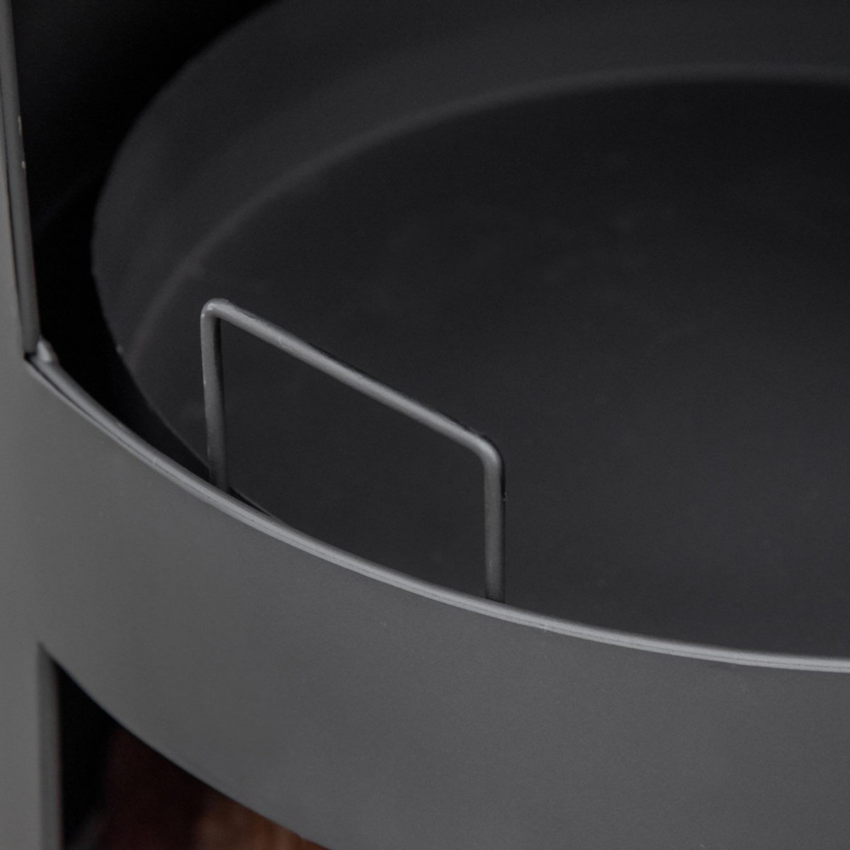 OUTSUNNY Brasero cheminée d'extérieur H.133 Ø 45 cm tisonnier large foyer - espace de rangement pour bûches - métal noir