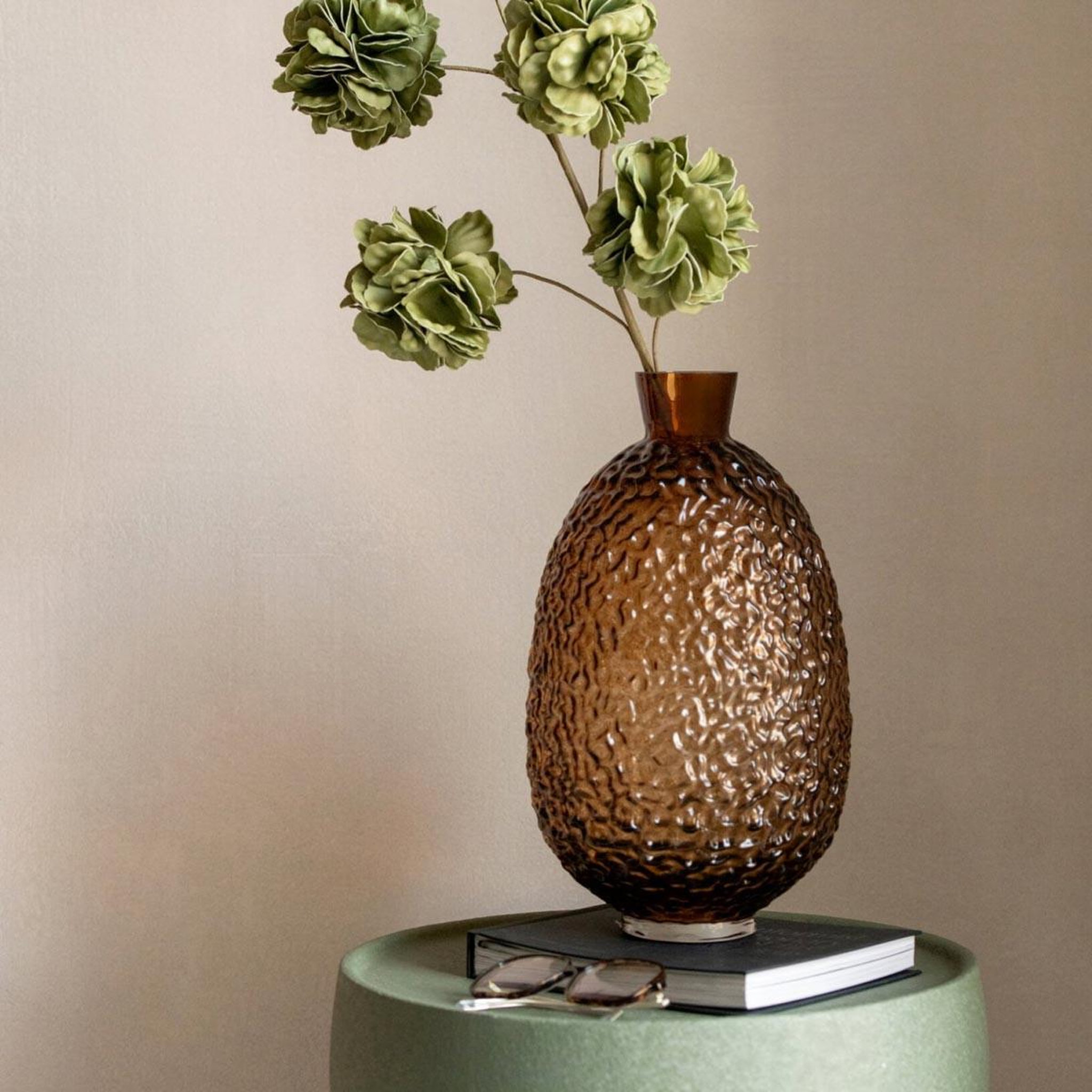 Voir la diapositive 3 : J-LINE Vase ovale en verre  kyoto  27cm marron