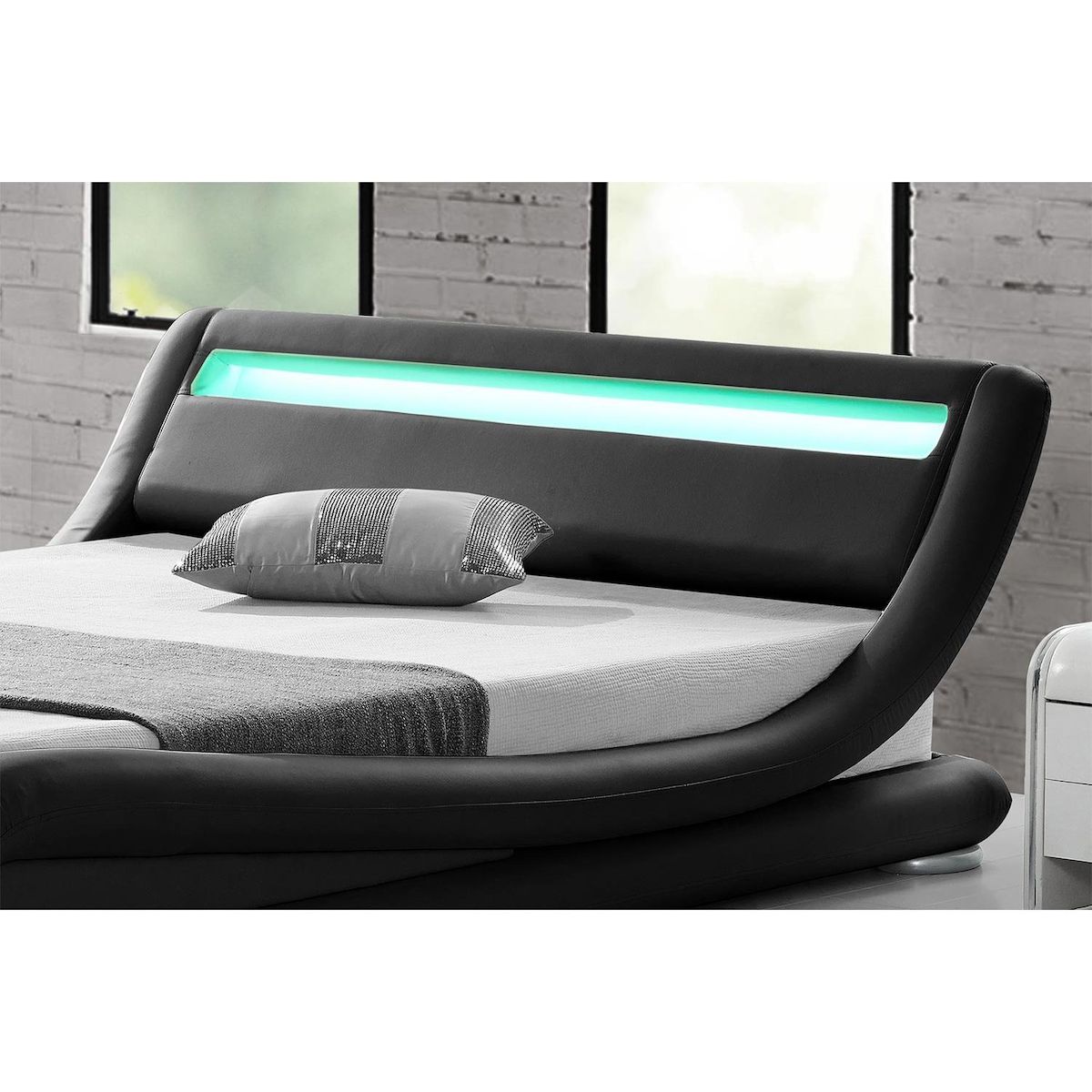 CONCEPT USINE Structure de lit avec LED 140 x 190 cm en PU noir SEATTLE