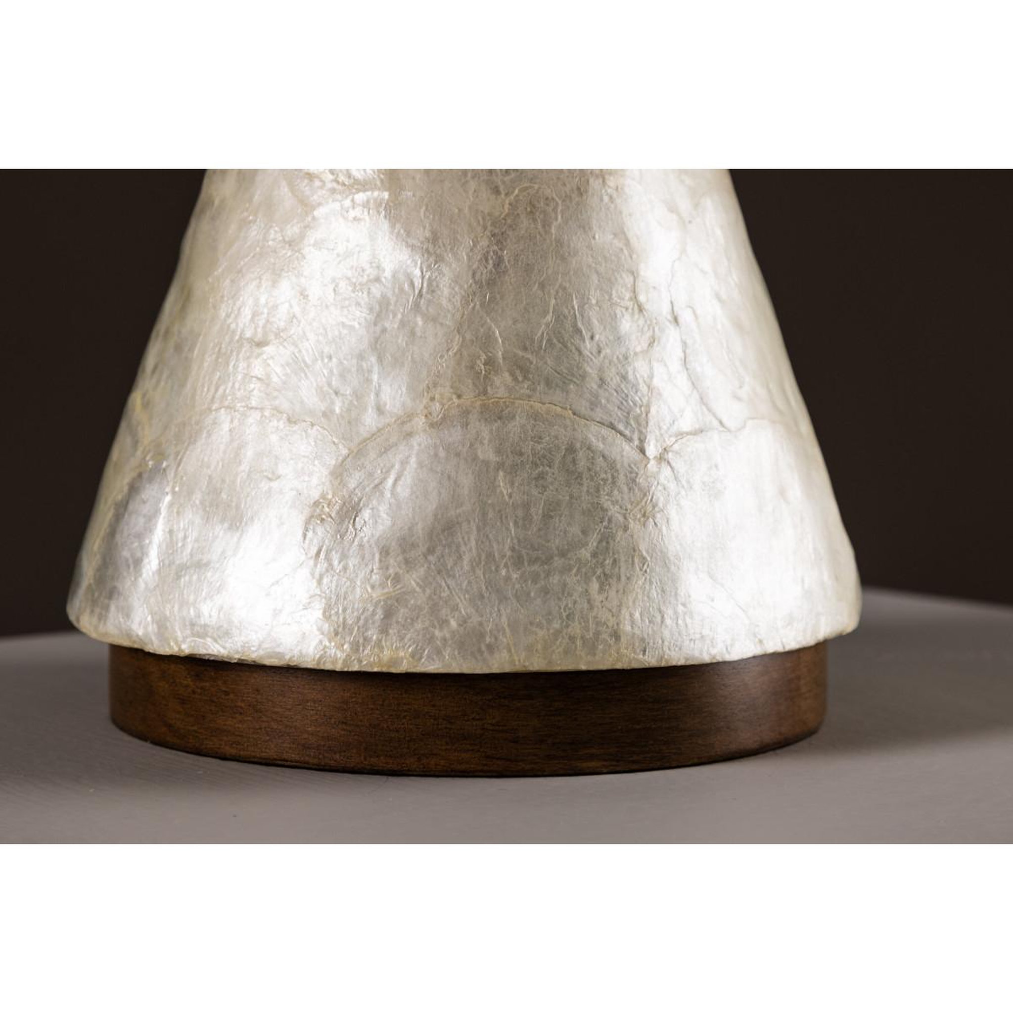 Voir la diapositive 3 : Paris Prix Lampe à poser en capiz  donso  56cm gris clair