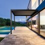 Voir la diapositive 2 : SWEEEK Pergola bioclimatique aluminium adossée lames orientables 4x3m Triomphe