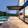 Voir la diapositive 2 : SWEEEK Pergola bioclimatique aluminium adossée lames orientables 4x3m Triomphe