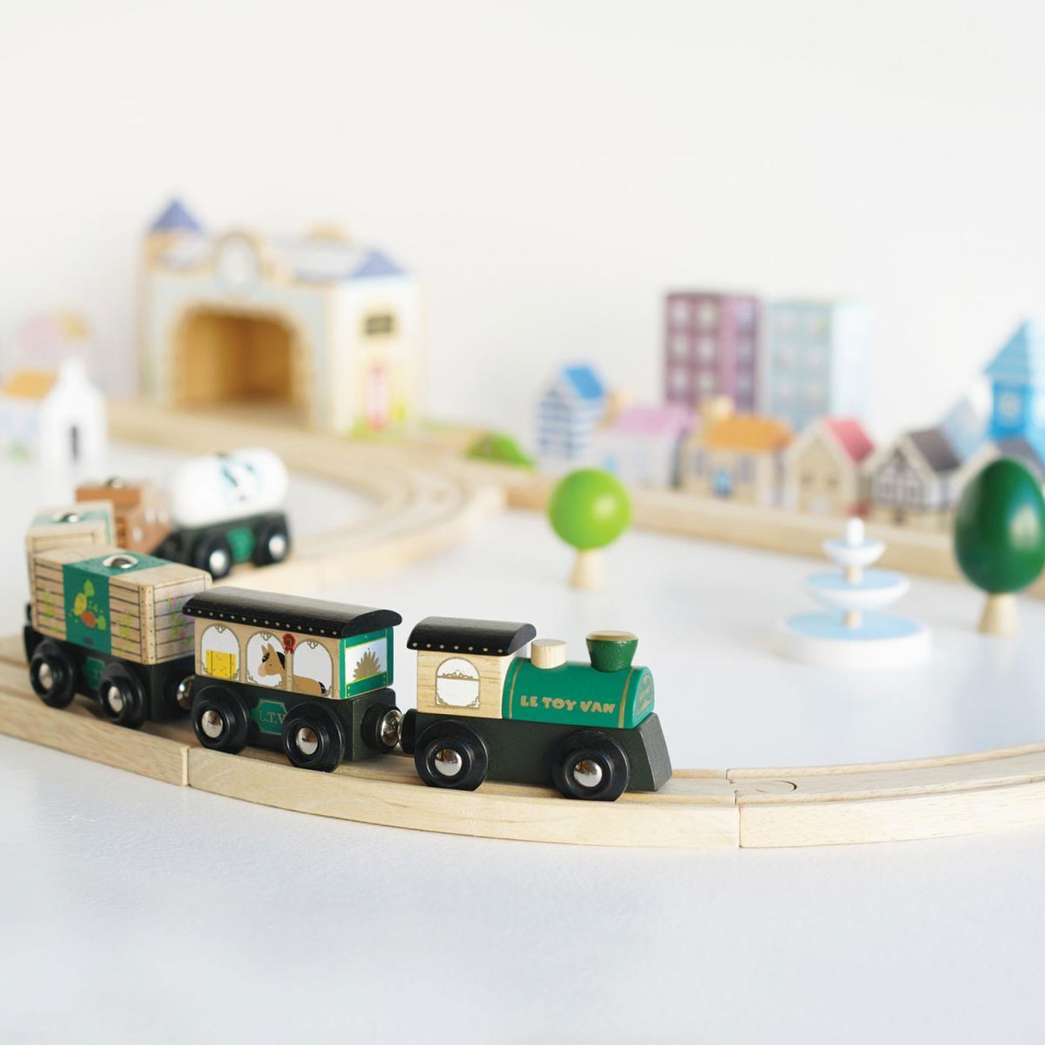 Voir la diapositive 2 : Le Toy Van Circuit de train en bois - avec gare