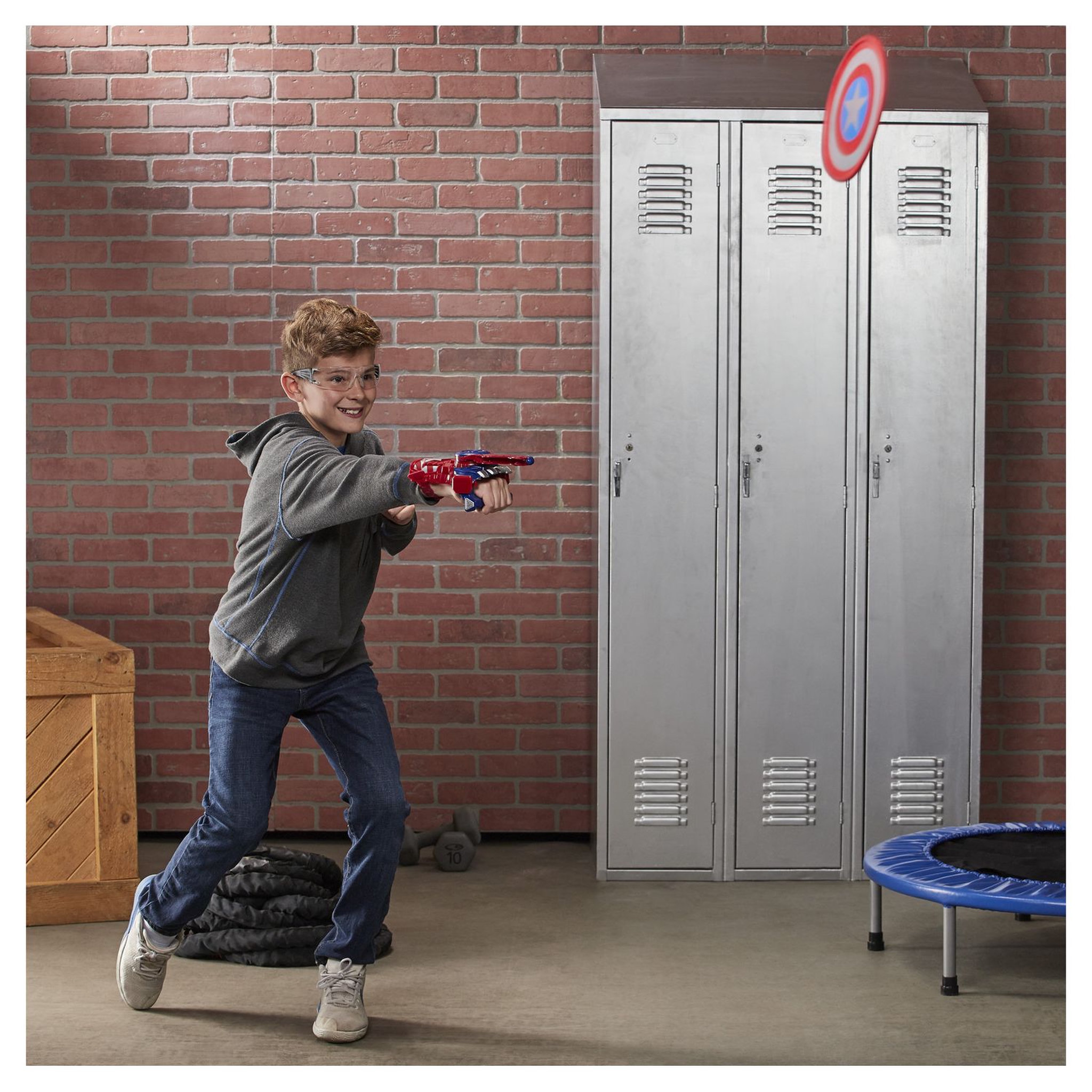 Voir la diapositive 6 : HASBRO Gant lanceur de bouclier Captain America Nerf