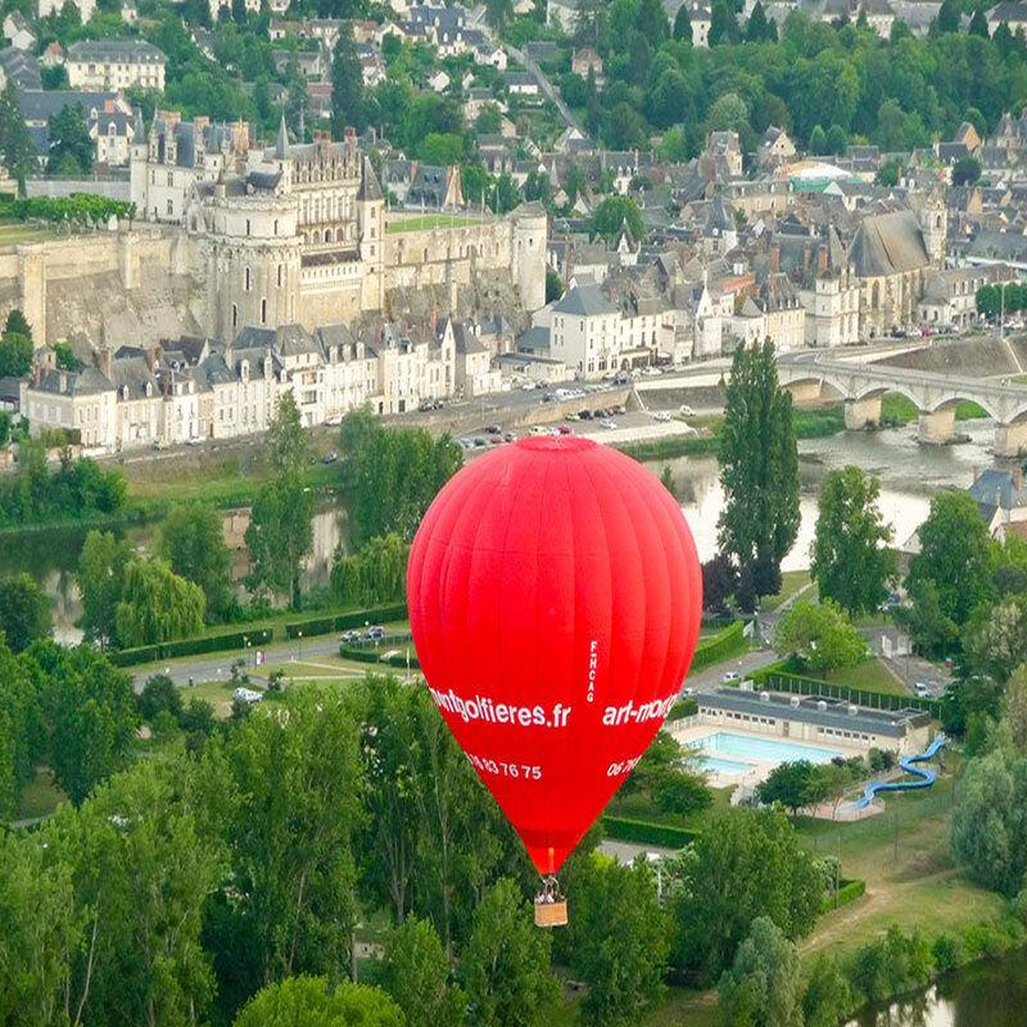 Voir la diapositive 2 : Smartbox Vol en montgolfière pour 2 au-dessus du château d'amboise en semaine - coffret cadeau sport & aventure
