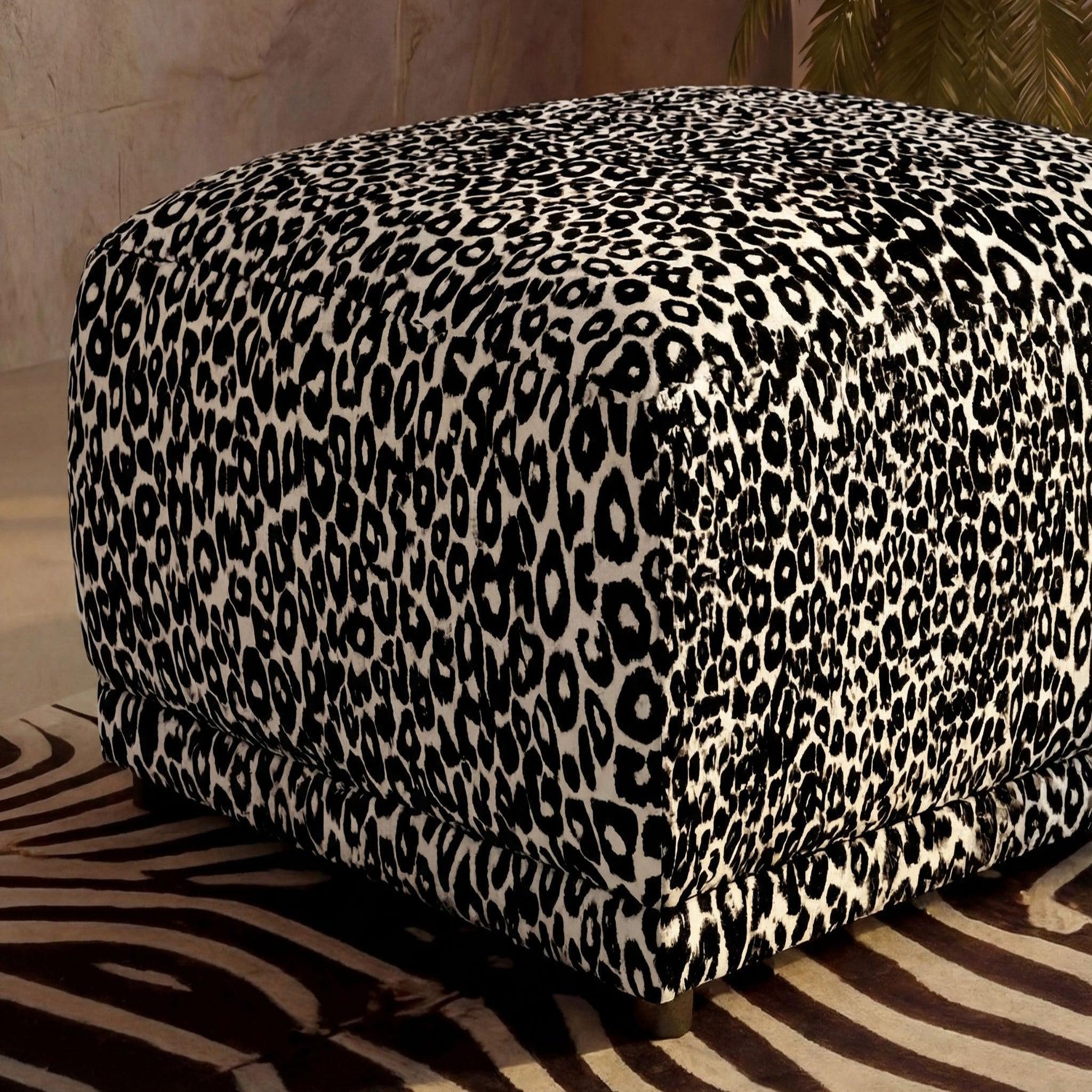 Voir la diapositive 6 : CASANOVA PARIS Rosalie - pouf en tissu imprimé animalier 102x83x46