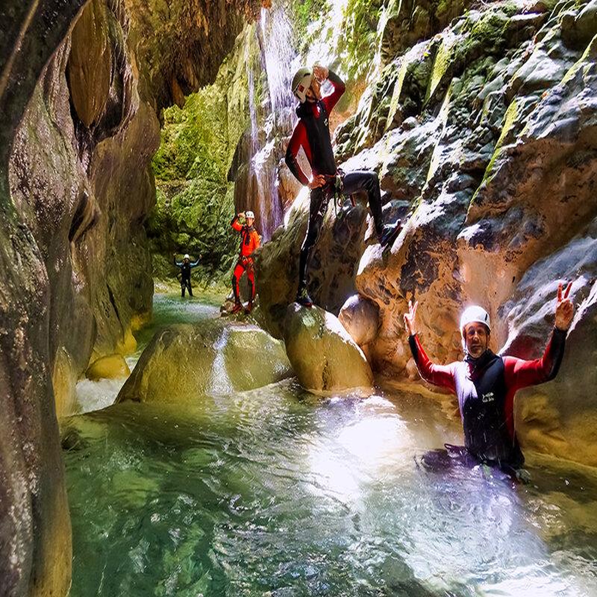 Voir la diapositive 4 : Smartbox 2h30 de canyoning pour 2 personnes avec photos près de grenoble - coffret cadeau sport & aventure