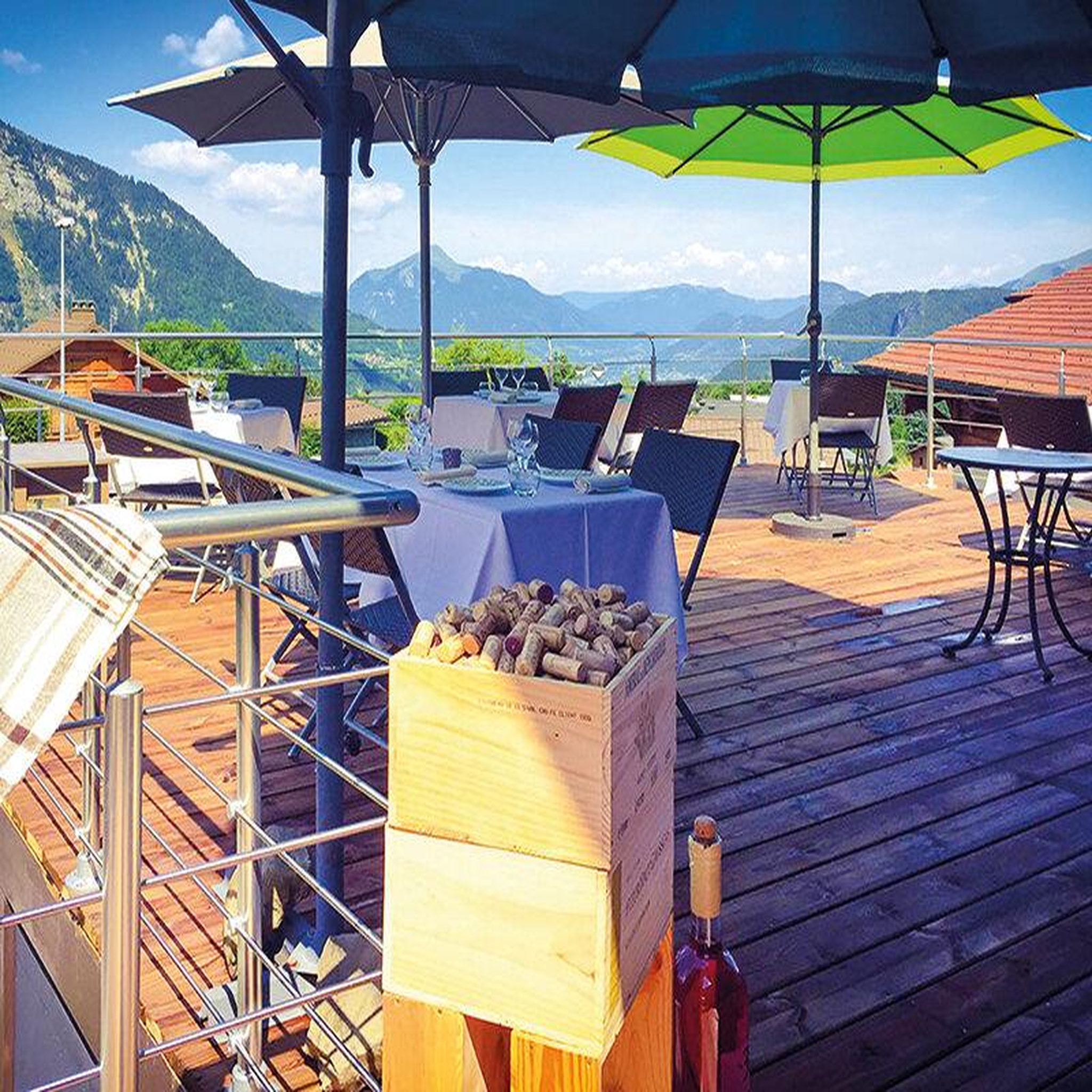 Voir la diapositive 4 : Smartbox Échappée romantique et élégante à la montagne avec dîner en hôtel 4* - coffret cadeau séjour