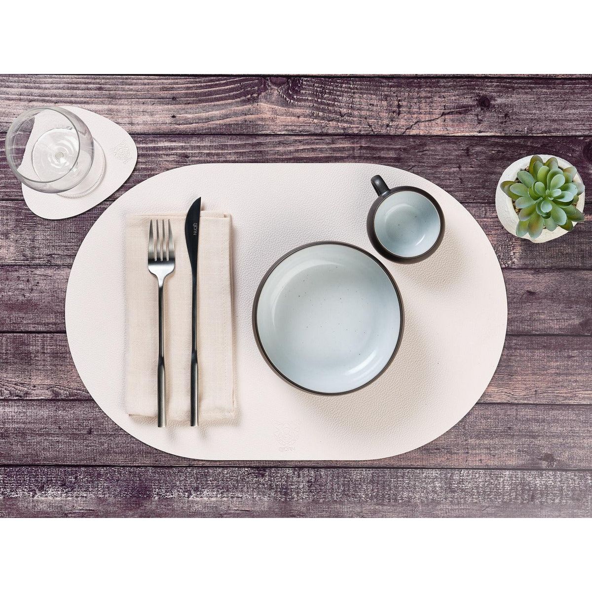 BJORN Set de table ovale réversible - 6 pièces - Cuir recyclé blanc crème et vert de gris