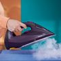 Voir la diapositive 3 : Philips Fer à repasser DST7061/30 fer à vapeur violet et noir