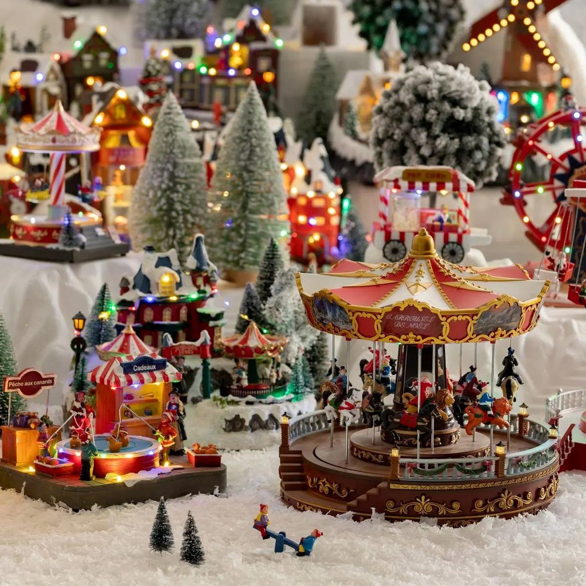 Voir la diapositive 4 : FEERIC LIGHT & CHRISTMAS Village de noël carrousel  fête foraine  31cm multicolore