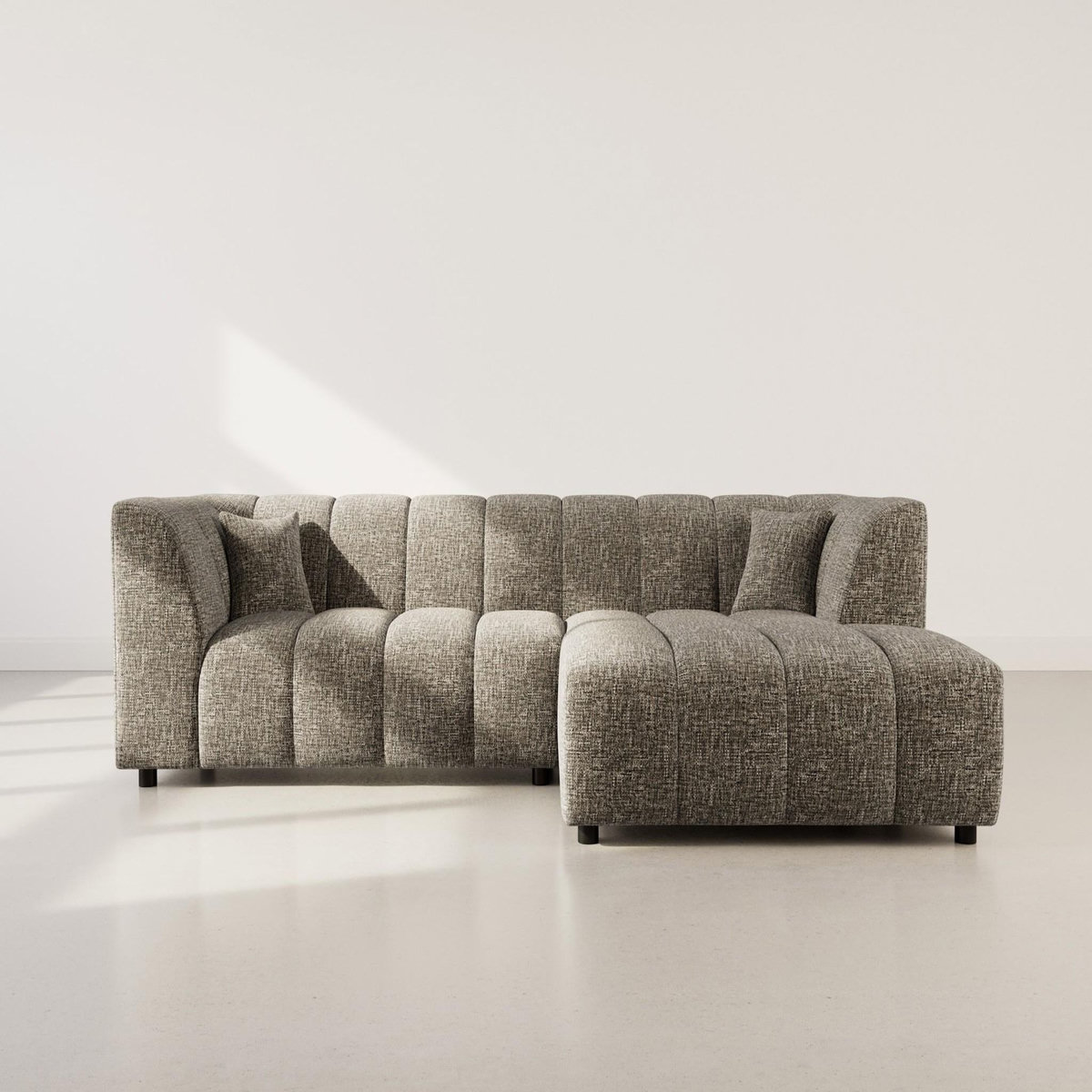 LISA DESIGN Curtis - canapé d'angle droit 4 places avec accoudoir en tissu texturé