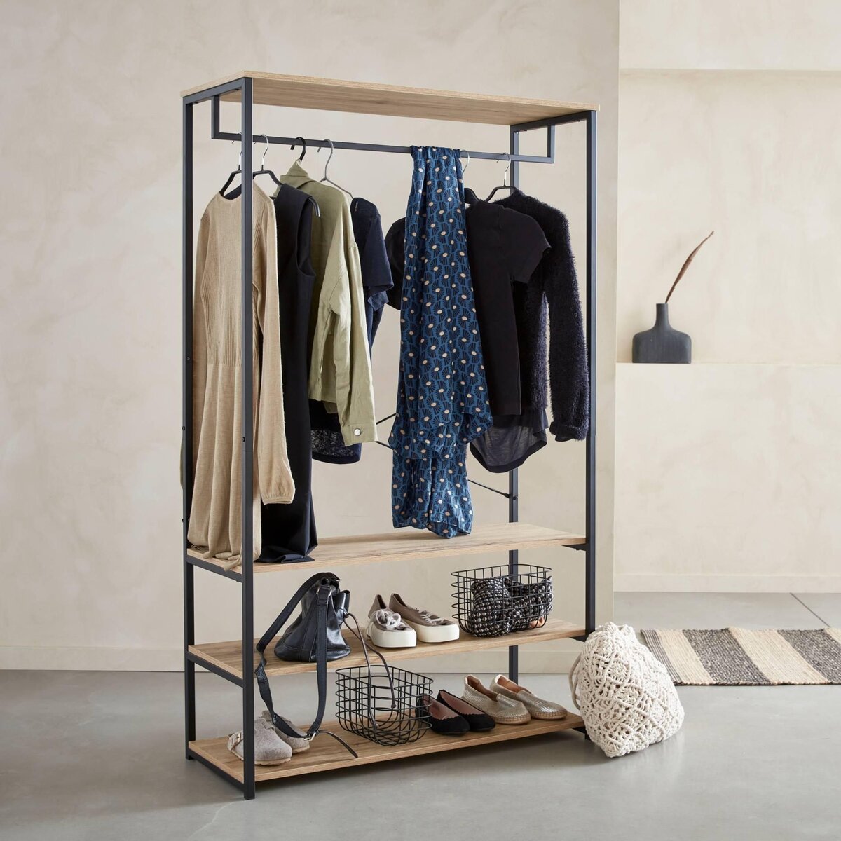 SWEEEK Dressing. vestiaire. portemanteau en métal noir et décor bois. Loft. 3 étagères. une barre de penderie  L 100 x l 40 x H 167cm