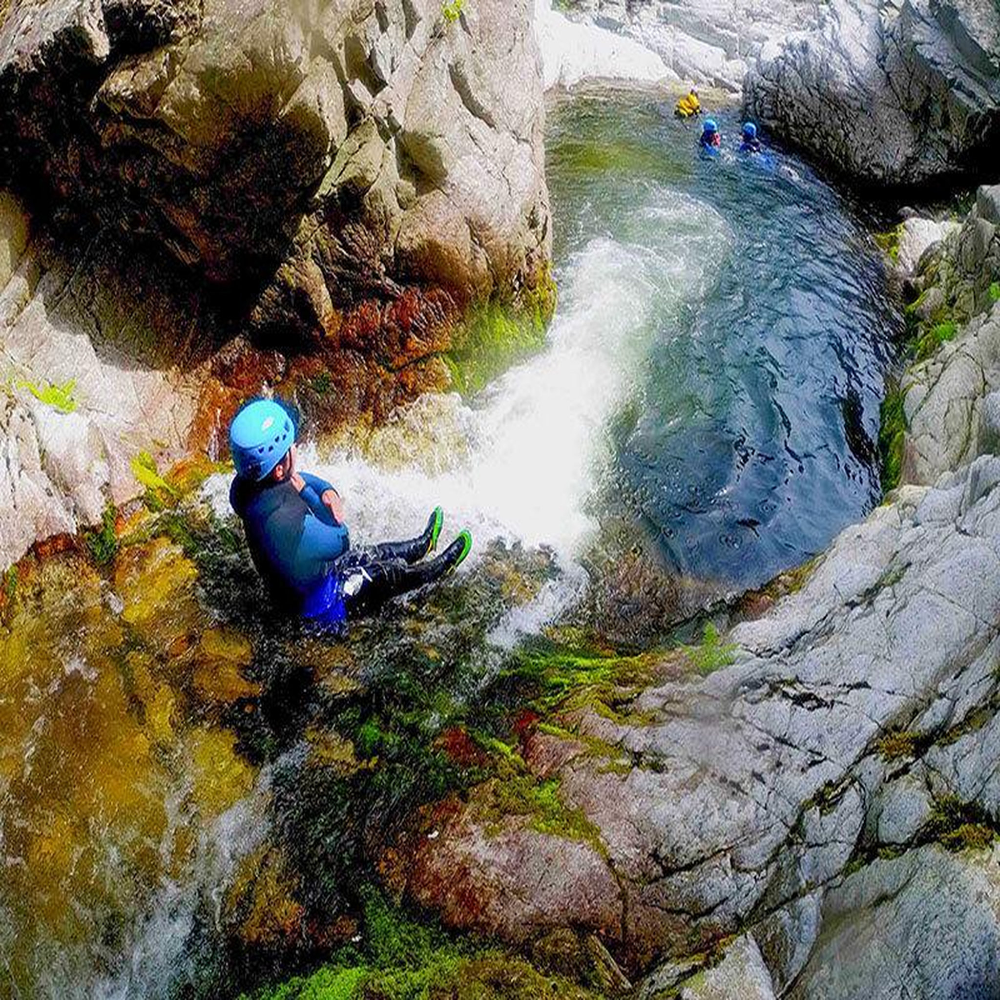 Voir la diapositive 4 : Smartbox 1 journée de canyoning dans le parc naturel des monts d'ardèche - coffret cadeau sport & aventure