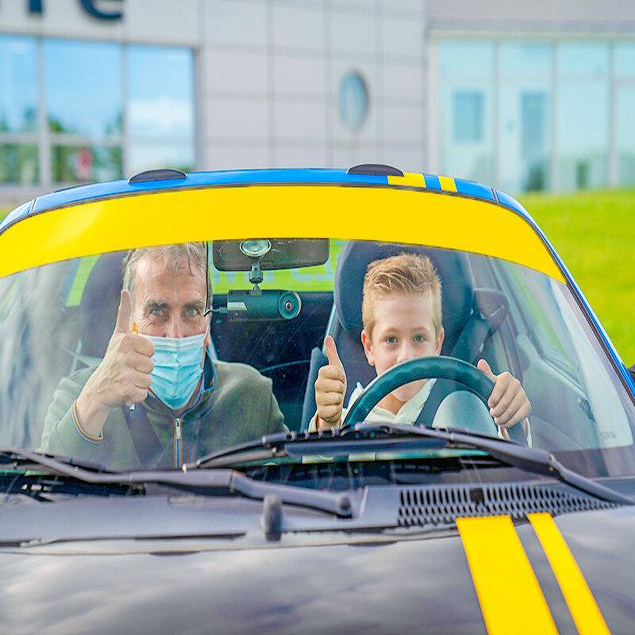 Voir la diapositive 3 : Smartbox Stage d'initiation à la conduite junior : 2 tours de circuit en clio rs pour 1 enfant - coffret cadeau sport & aventure