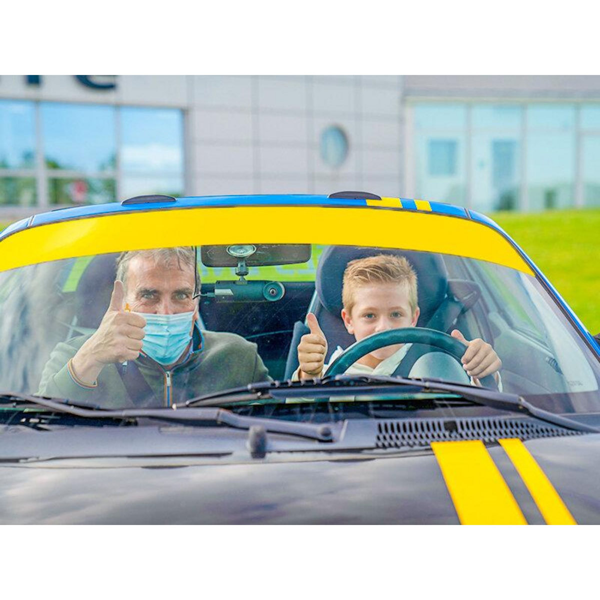 Smartbox Stage d'initiation à la conduite junior : 2 tours de circuit en Clio RS pour 1 enfant - Coffret Cadeau Sport & Aventure