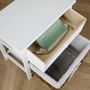 Voir la diapositive 5 : IDIMEX Table de chevet AKURE avec 1 tiroir et 1 panier en bois