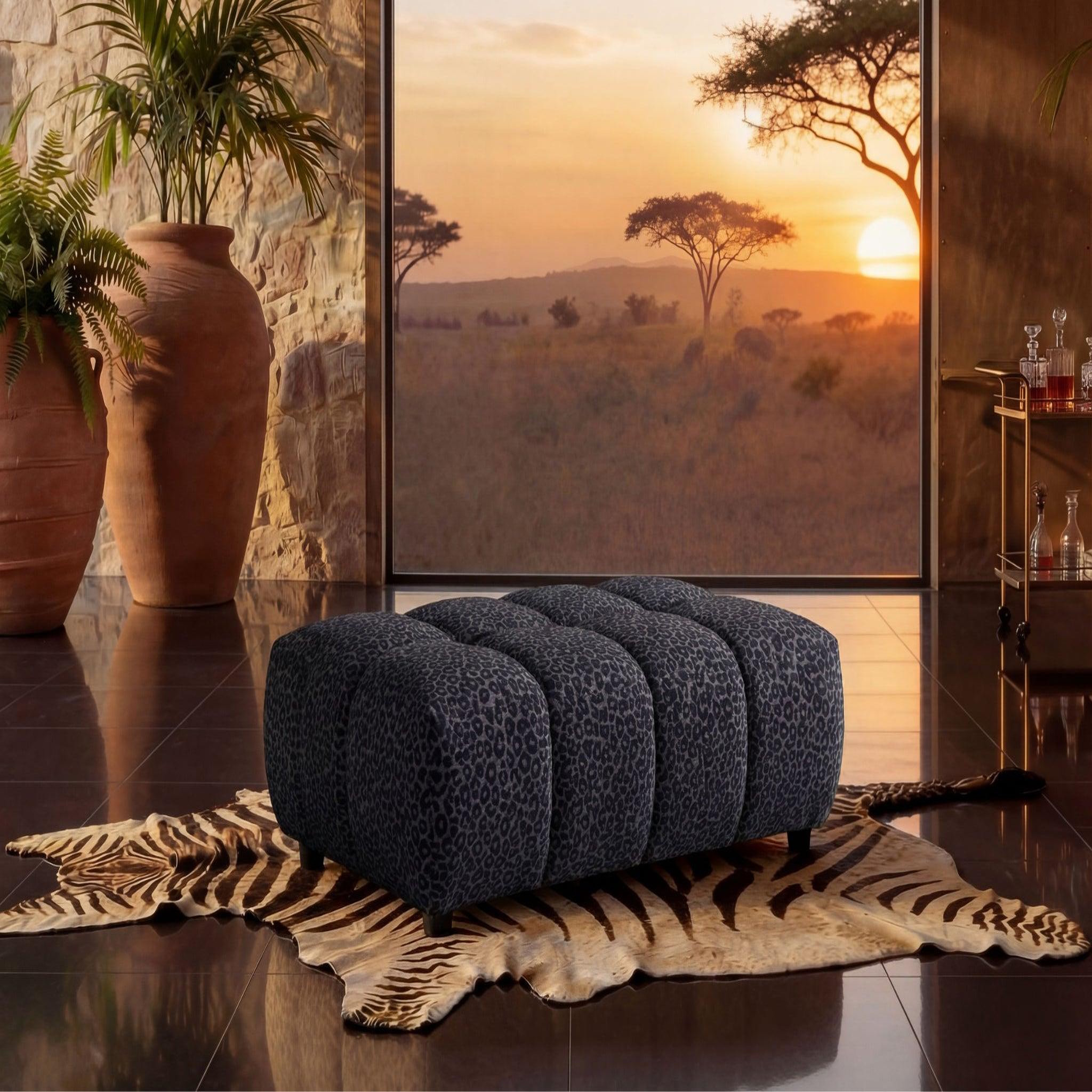 Voir la diapositive 2 : CASANOVA PARIS Alexia - pouf en tissu imprimé animalier 120x60x40