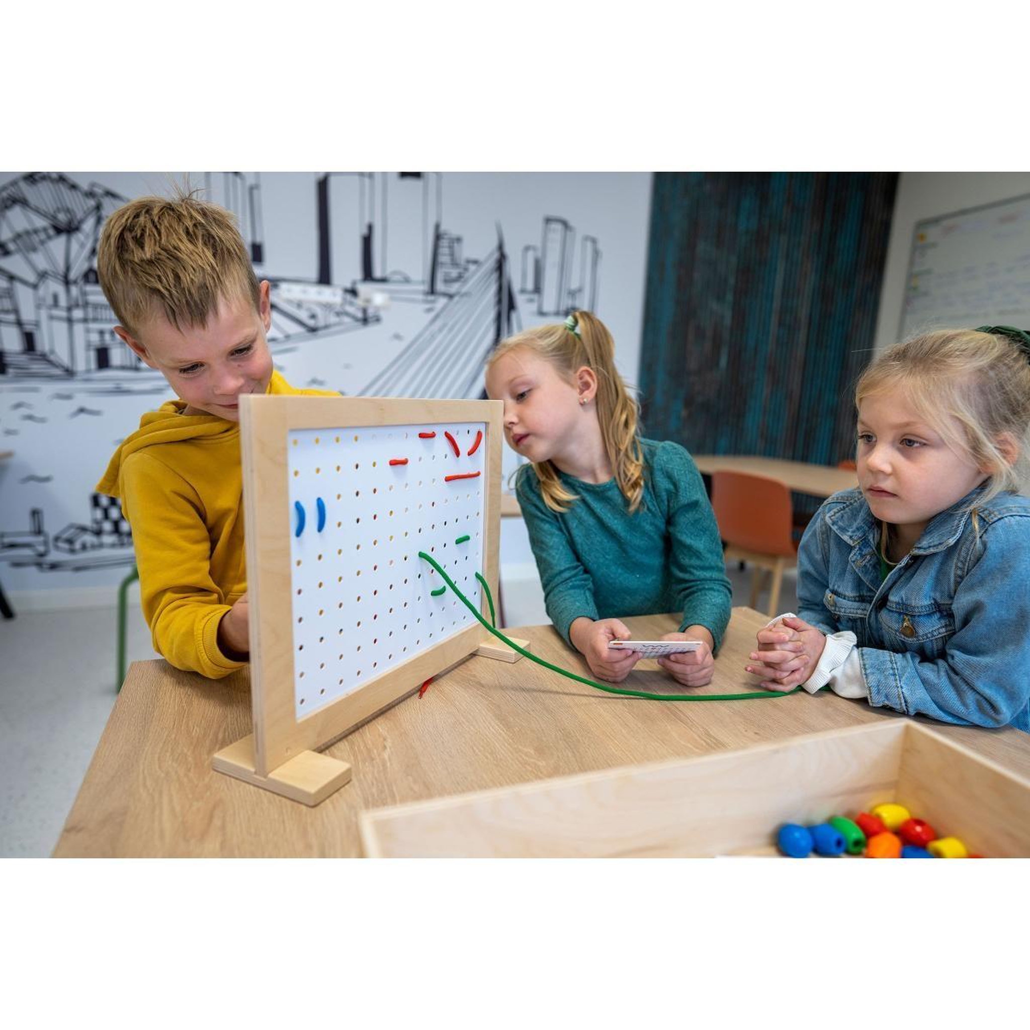 Voir la diapositive 4 : EDUCO Enfiler ensemble — jeu éducatif pour la classe