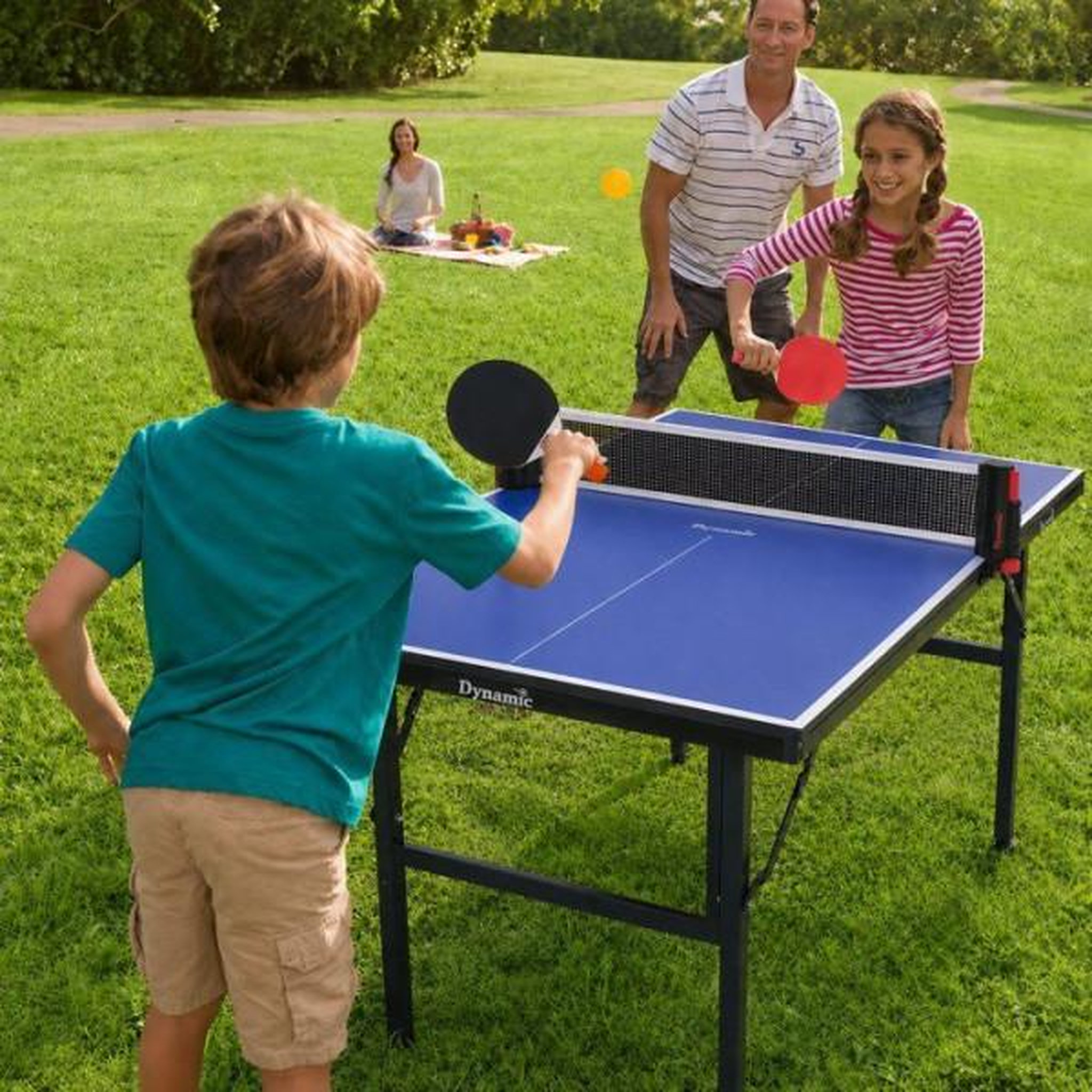 Voir la diapositive 3 : MARKET24 Set mini table de tennis de table dynamic - table pliable + filet extensible + 2 raquettes + 3 balles