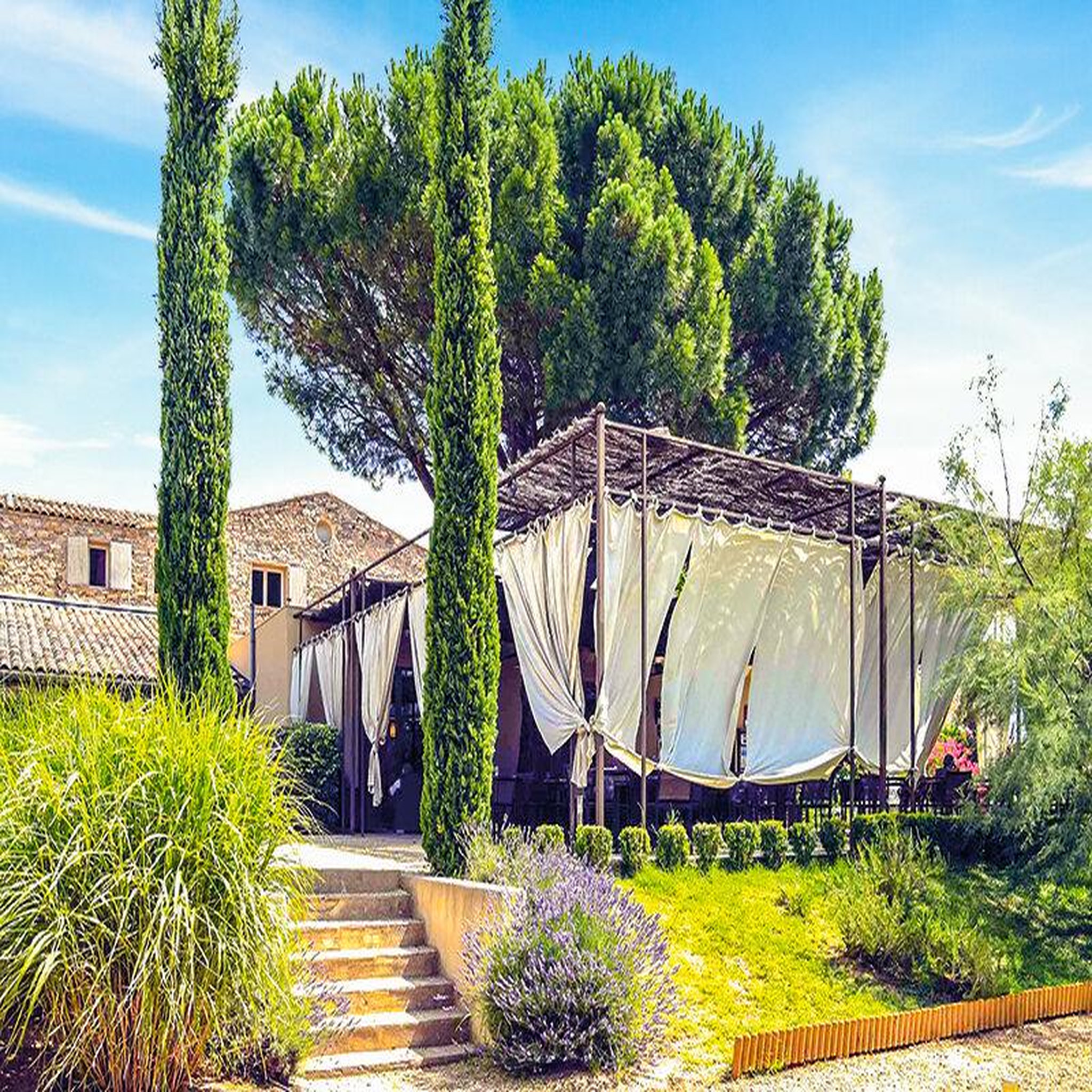 Voir la diapositive 3 : Smartbox Séjour en famille en hôtel mercure 4* aux portes d'aix-en-provence - coffret cadeau séjour