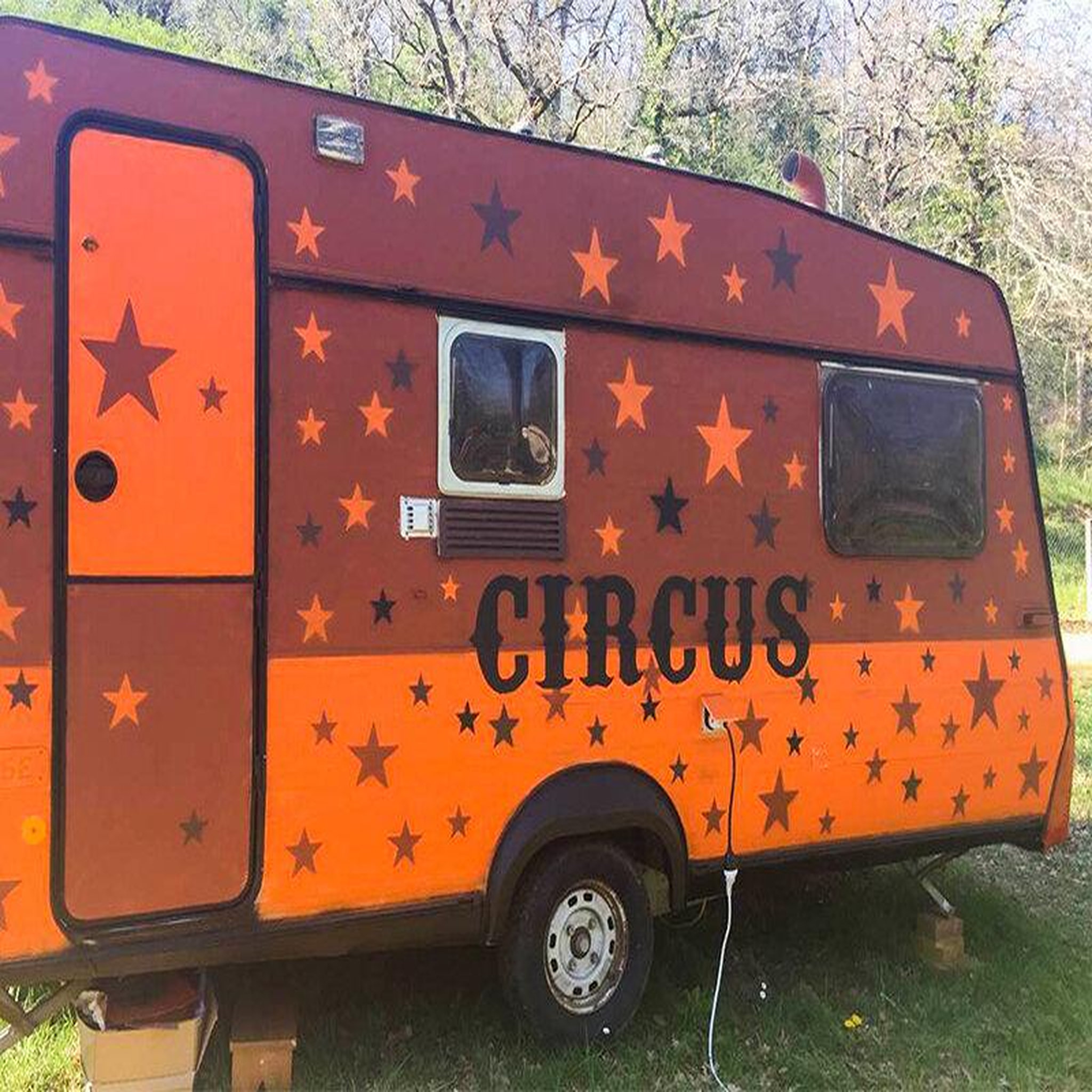 Voir la diapositive 2 : Smartbox Séjour insolite en famille : 2 jours en caravane circus près de montluçon - coffret cadeau séjour