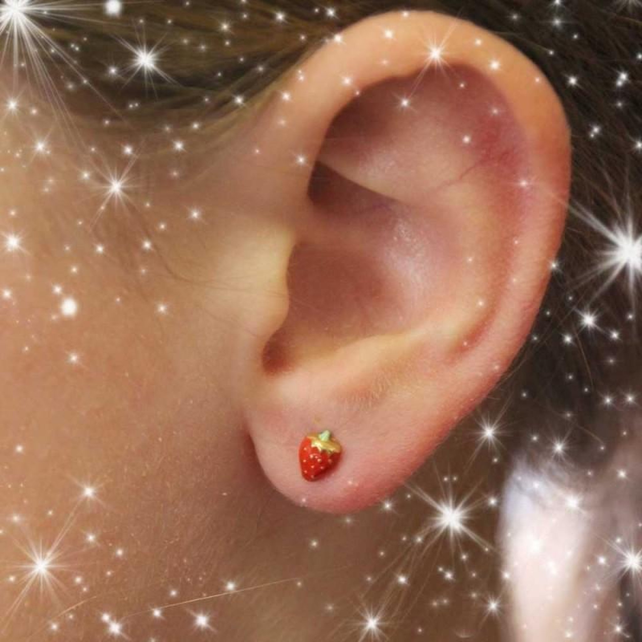 Voir la diapositive 4 : L'ATELIER D'AZUR Boucles d'Oreilles Fraises Laquées - Or Jaune - Enfant