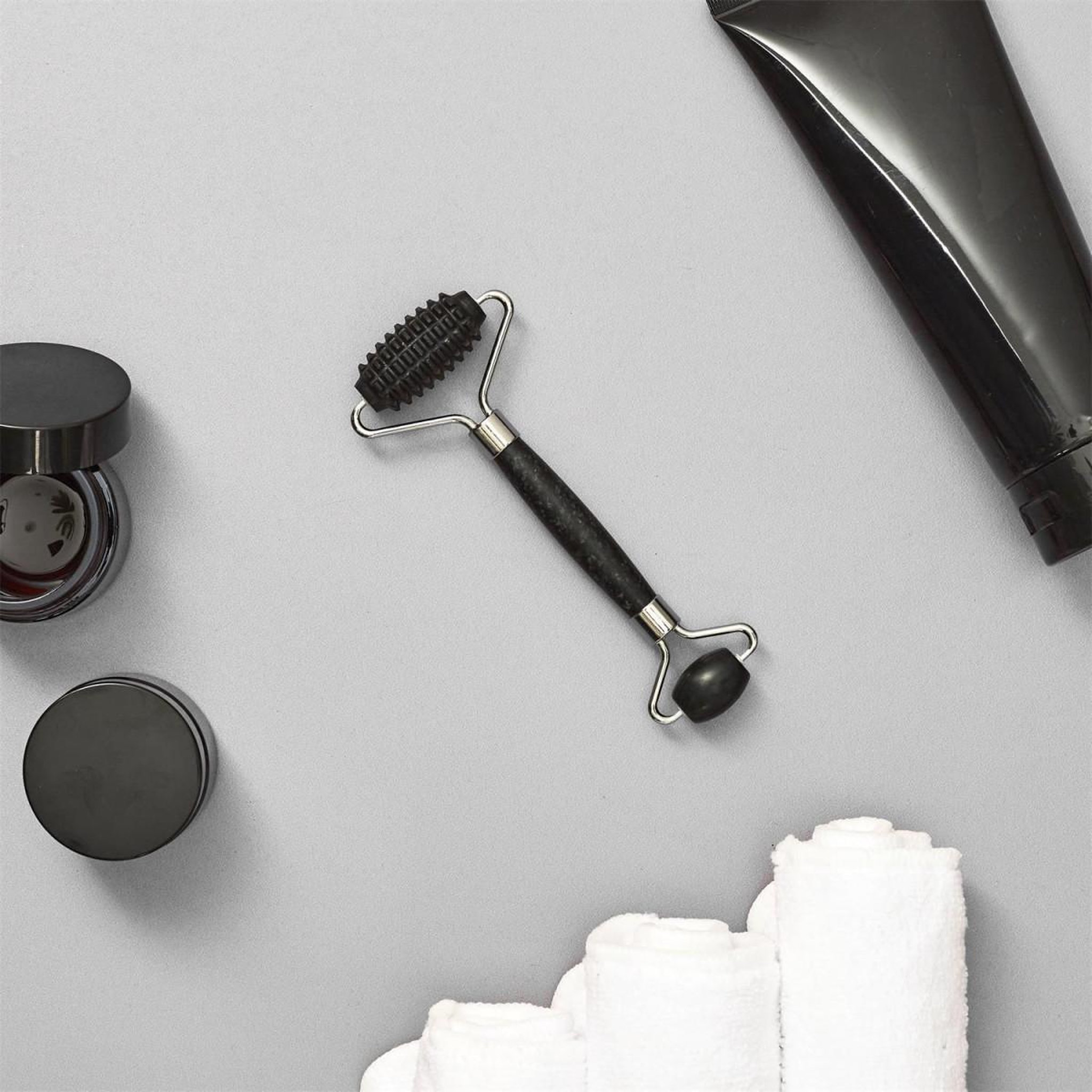 Voir la diapositive 3 : Cosmetic Club Rouleau de massage 2 en 1  jade  14cm noir