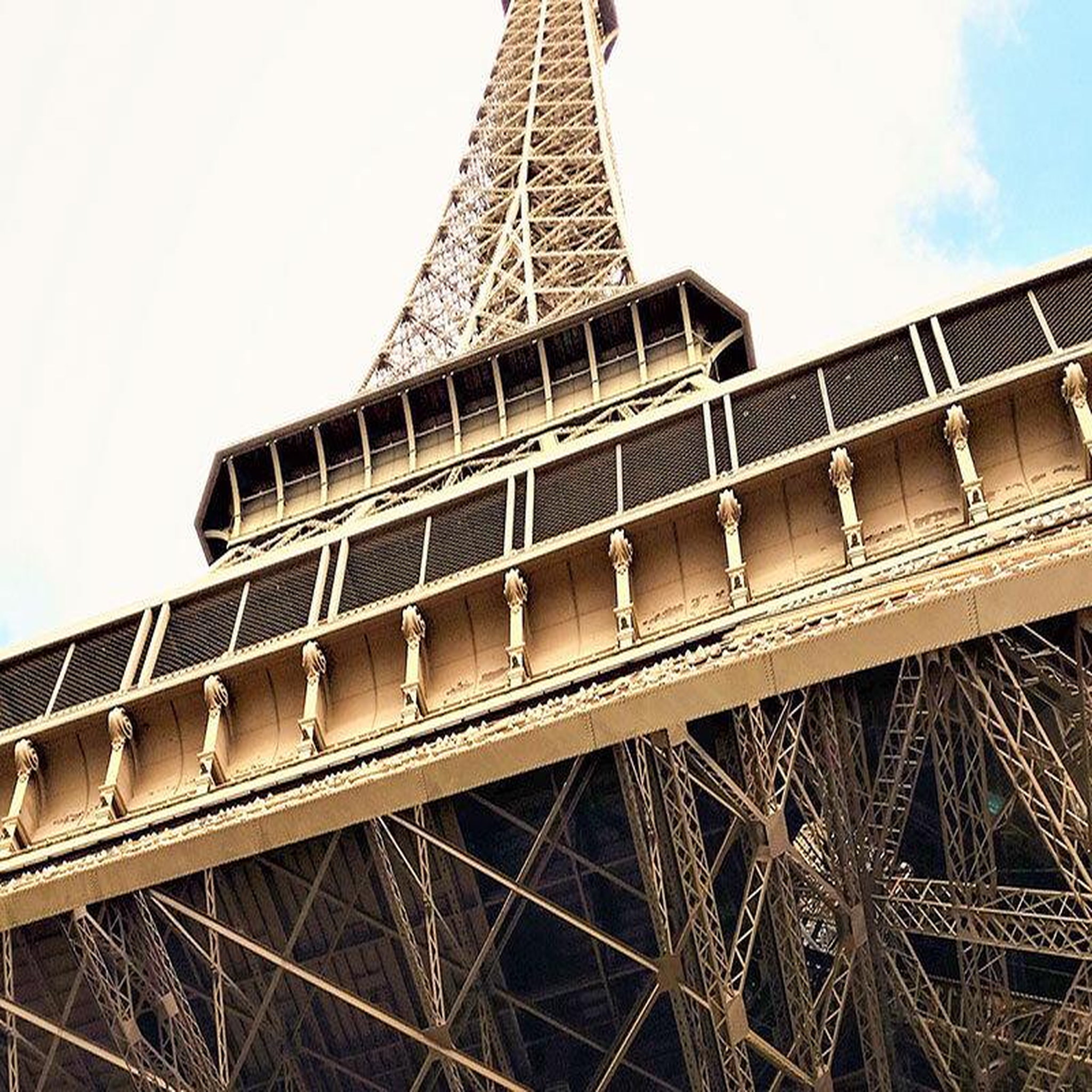 Voir la diapositive 4 : Smartbox Visite guidée de la tour eiffel pour 2 adultes et 1 enfant - coffret cadeau sport & aventure