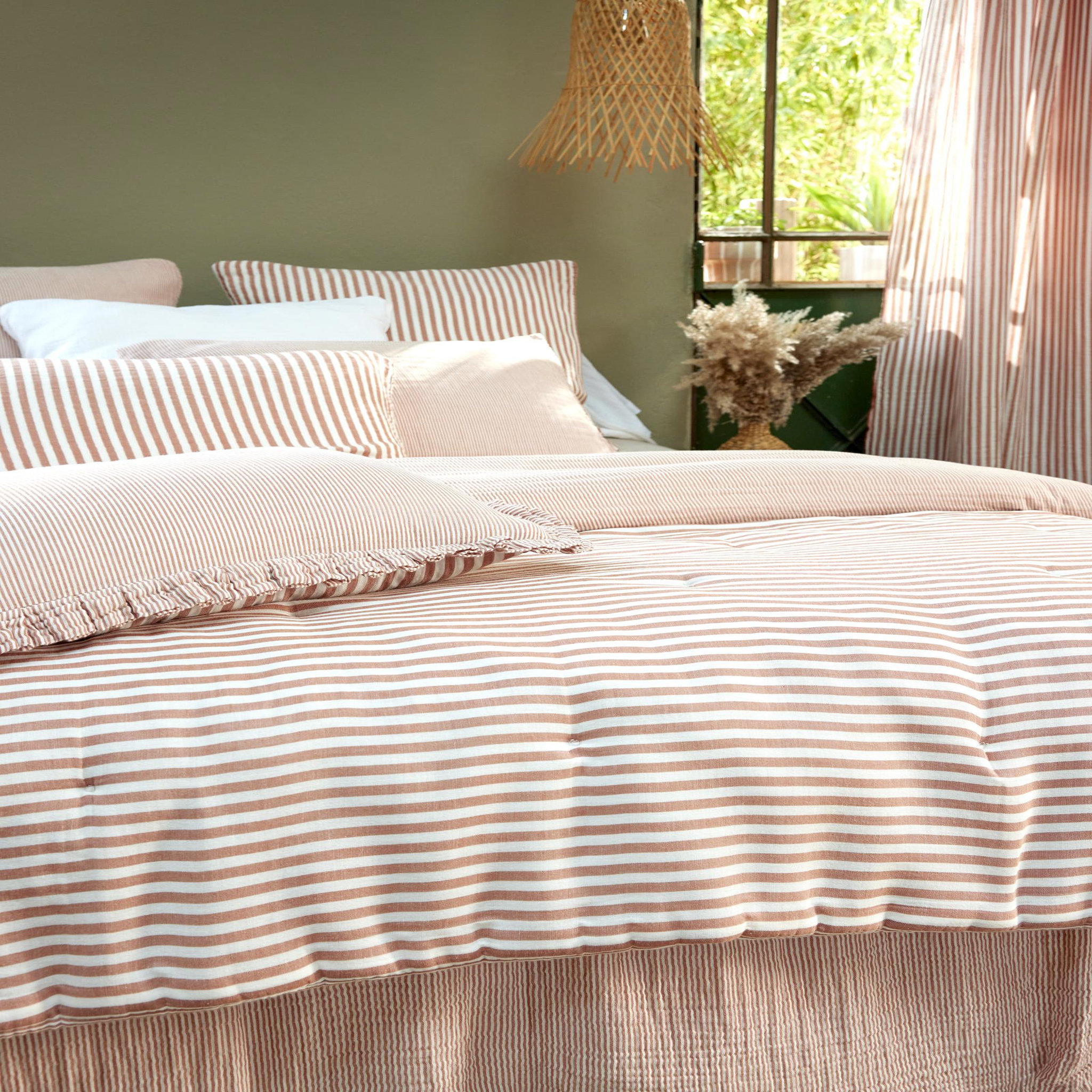 Voir la diapositive 3 : Eden Bout de lit 90 x 200 cm en gaze de coton romie a rayure