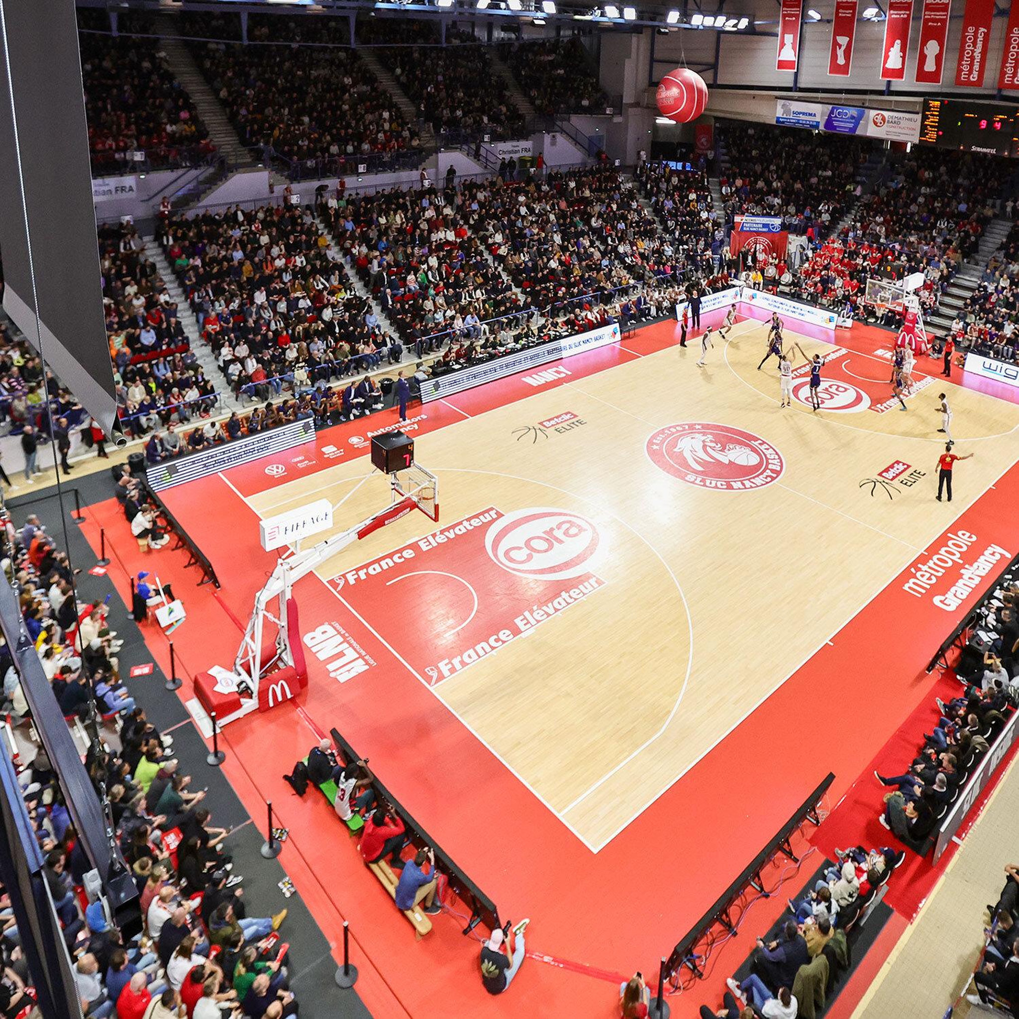 Voir la diapositive 1 : Smartbox Billet VIP bord de terrain pour un match du SLUC Nancy basket avec buffet pour 2 personnes - Coffret Cadeau Sport & Aventure