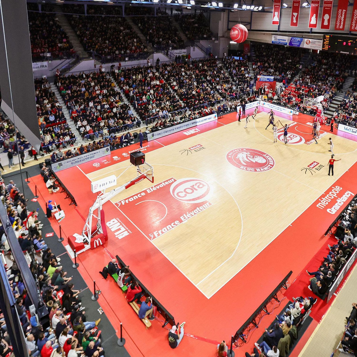 Smartbox Billet VIP bord de terrain pour un match du SLUC Nancy basket avec buffet pour 2 personnes - Coffret Cadeau Sport & Aventure