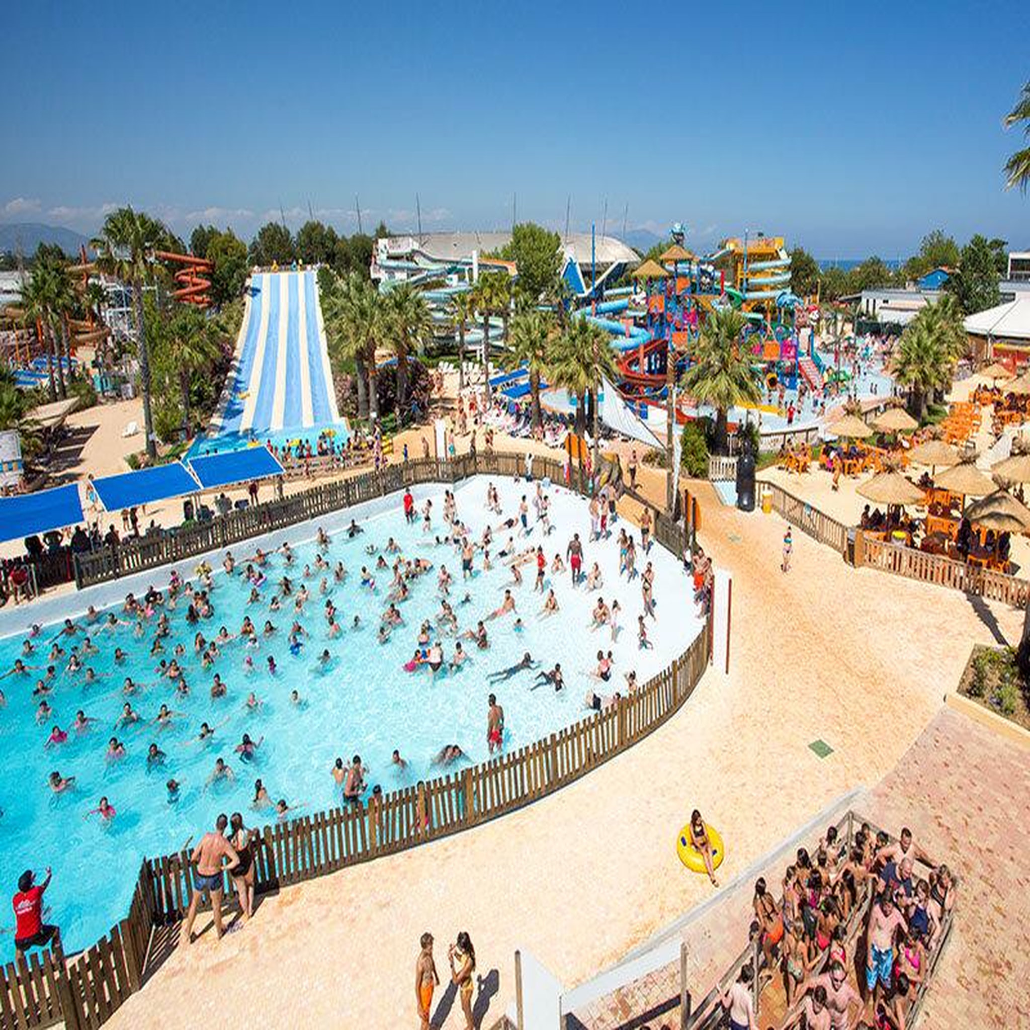 Voir la diapositive 2 : Smartbox Journée au parc Aquasplash à Antibes : 1 entrée adulte et 1 entrée enfant - Coffret Cadeau Sport & Aventure