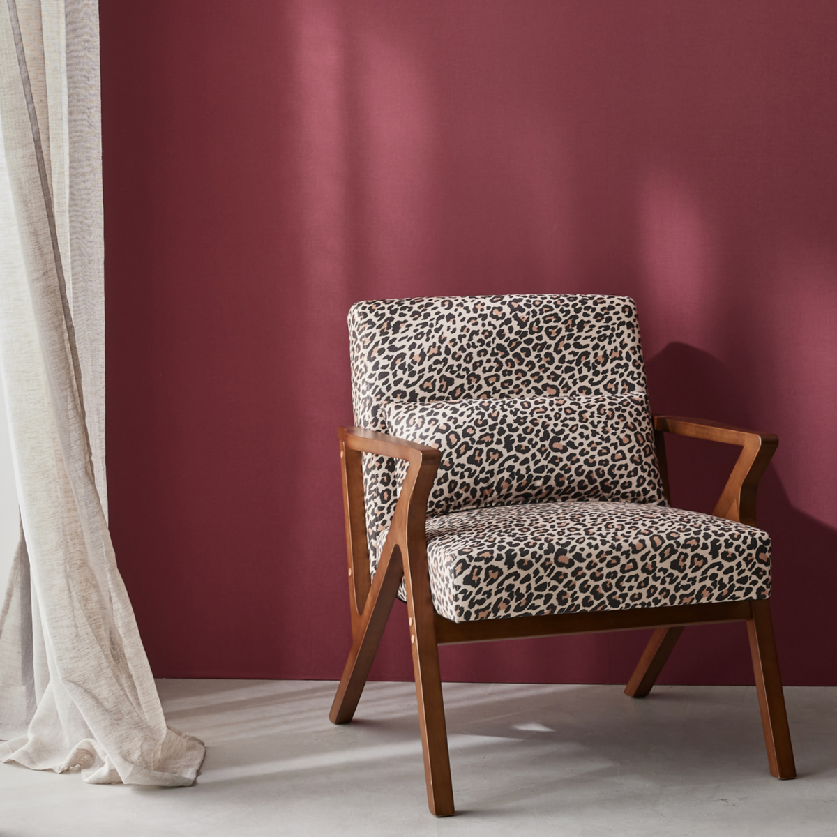 SWEEEK Fauteuil scandinave bois d'hévéa et imprimé léopard