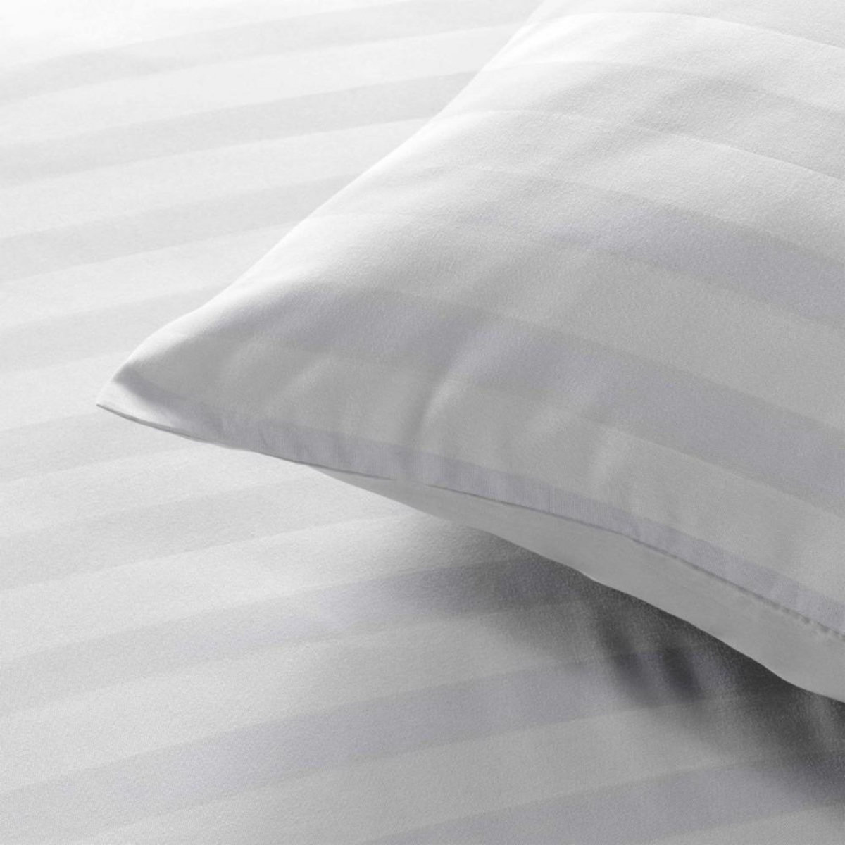 Douceur d'Intérieur Housse de couette 240x220 + 2 taies Cléo Blanc microfibre