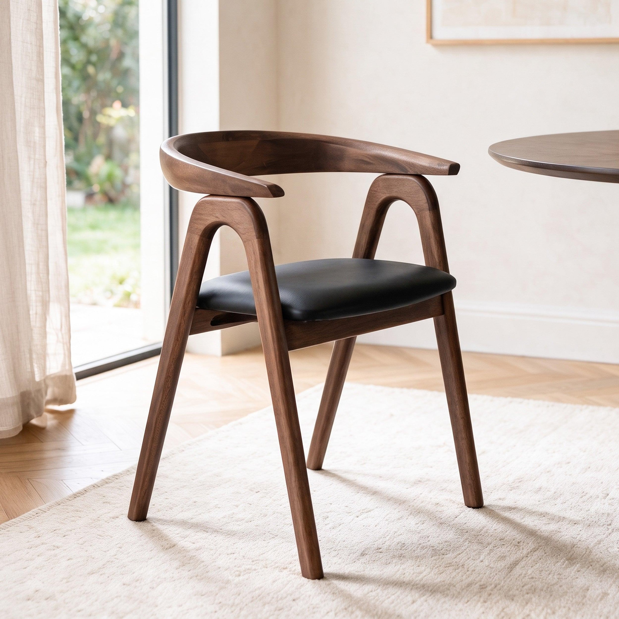 Voir la diapositive 2 : MAISON PAVANE Chaise en bois d'hévéa marron et cuir synthétique noir-hawa