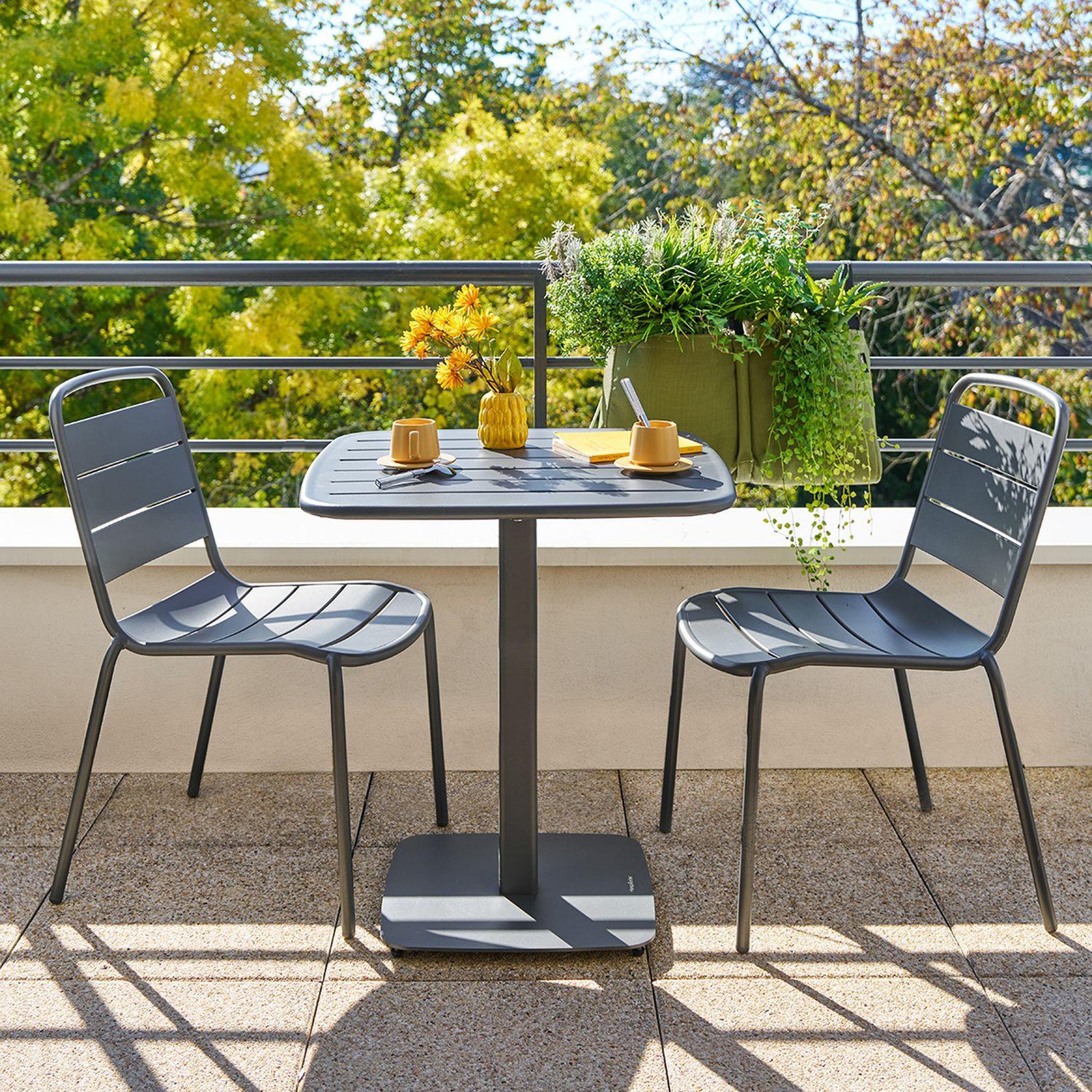Voir la diapositive 2 : HESPERIDE Table de jardin carrée 2 places ALEGORIA
