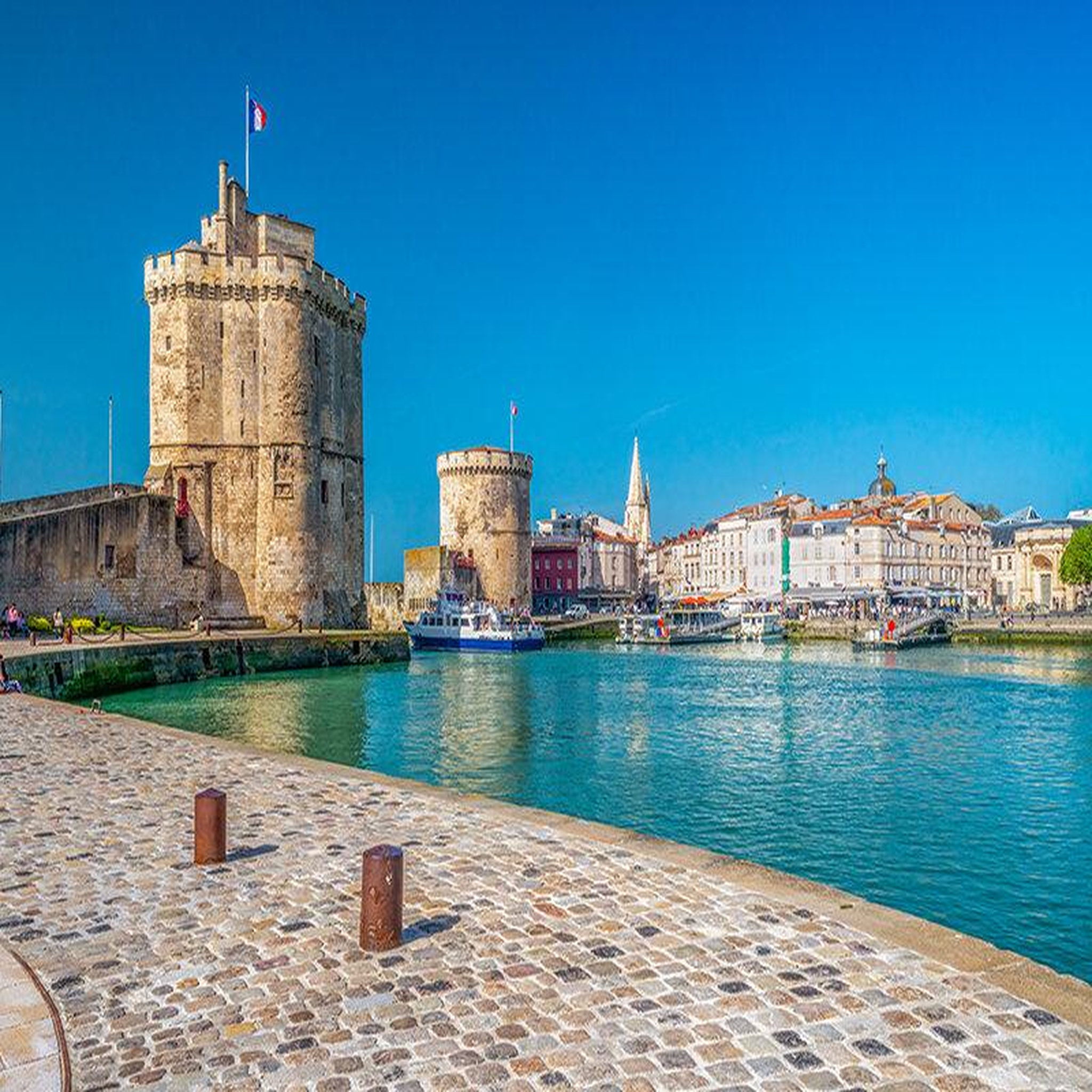 Voir la diapositive 2 : Smartbox 3 jours en hôtel avec promenade en voilier de 2h au coucher du soleil à la rochelle - coffret cadeau séjour