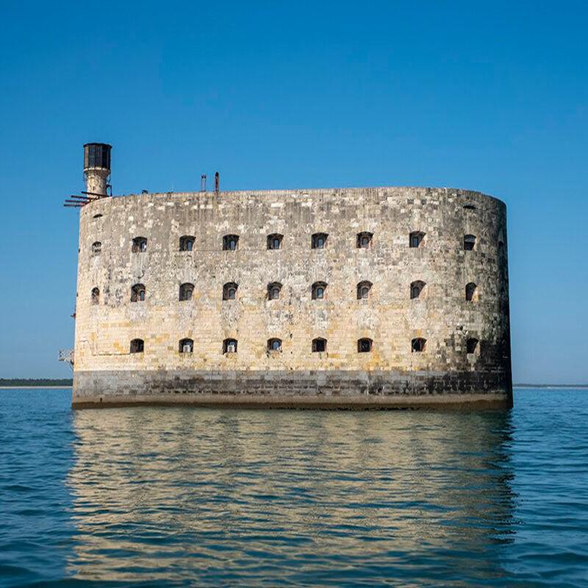 Voir la diapositive 3 : Smartbox Croisière d'1h30 en catamaran pour 2 adultes et 2 enfants au fort Boyard - Coffret Cadeau Sport & Aventure