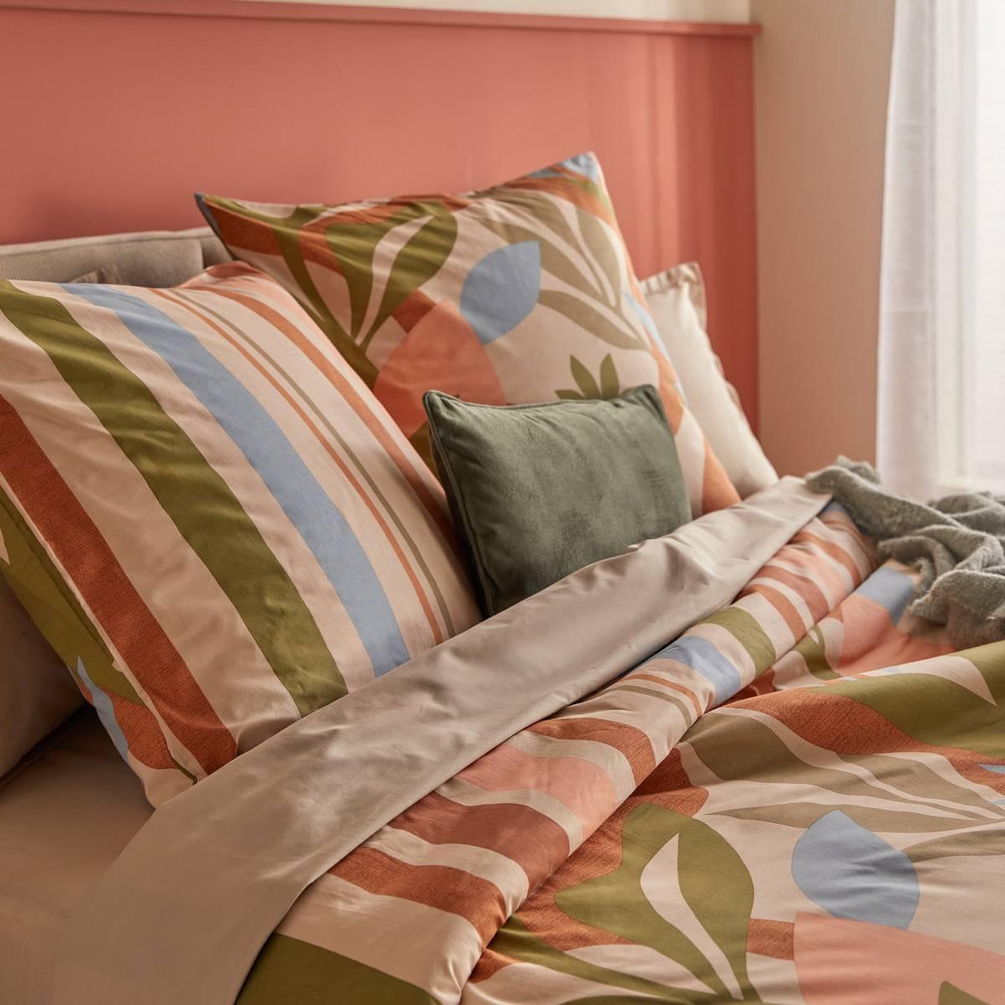 Voir la diapositive 2 : ATMOSPHERA Parure de lit 3 pièces  ludia  240x220cm multicolore