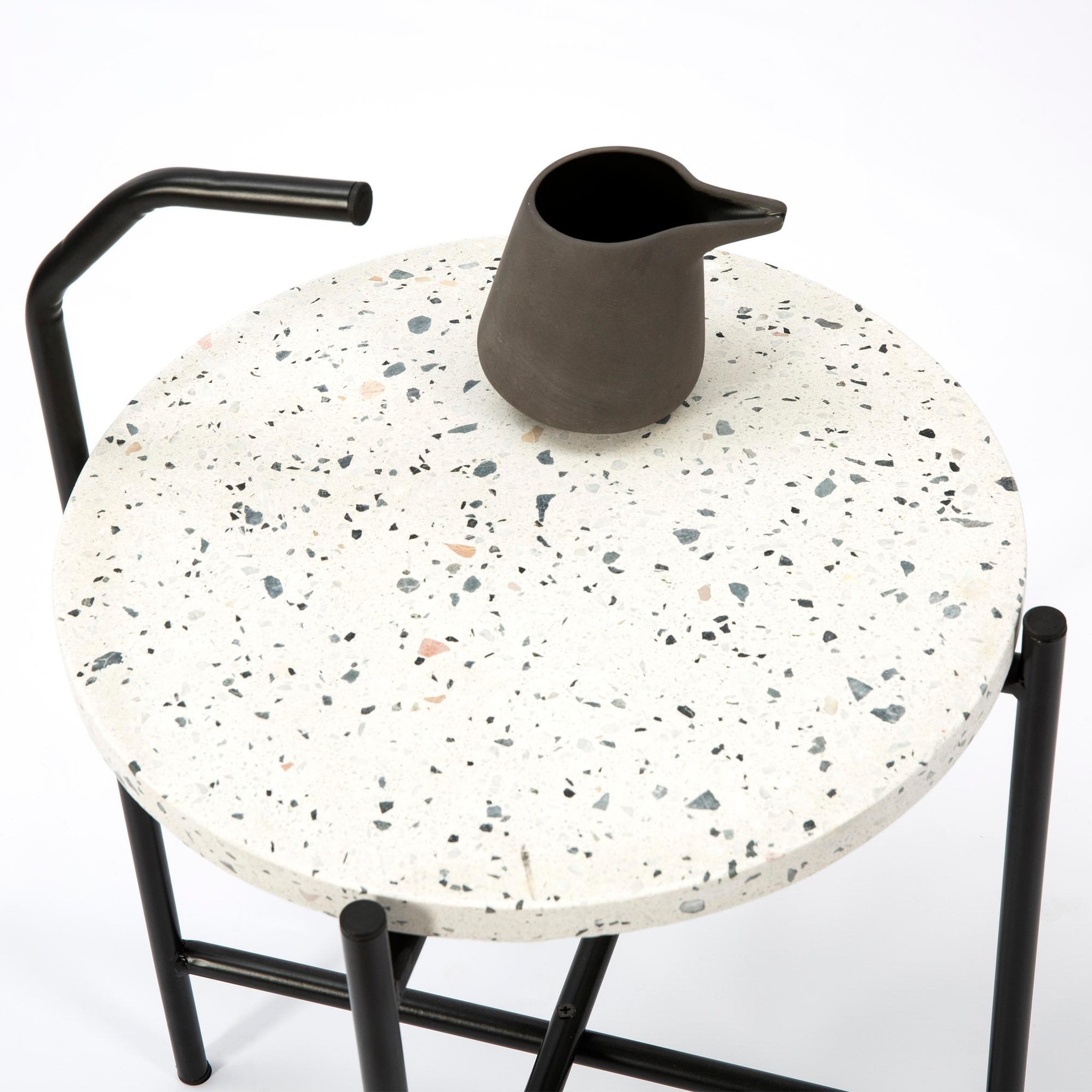 Voir la diapositive 3 : VS VENTA-STOCK Table auxiliaire Yala avec Plateau en terrazzo Blanc et Pieds métalliques en Noir Mat