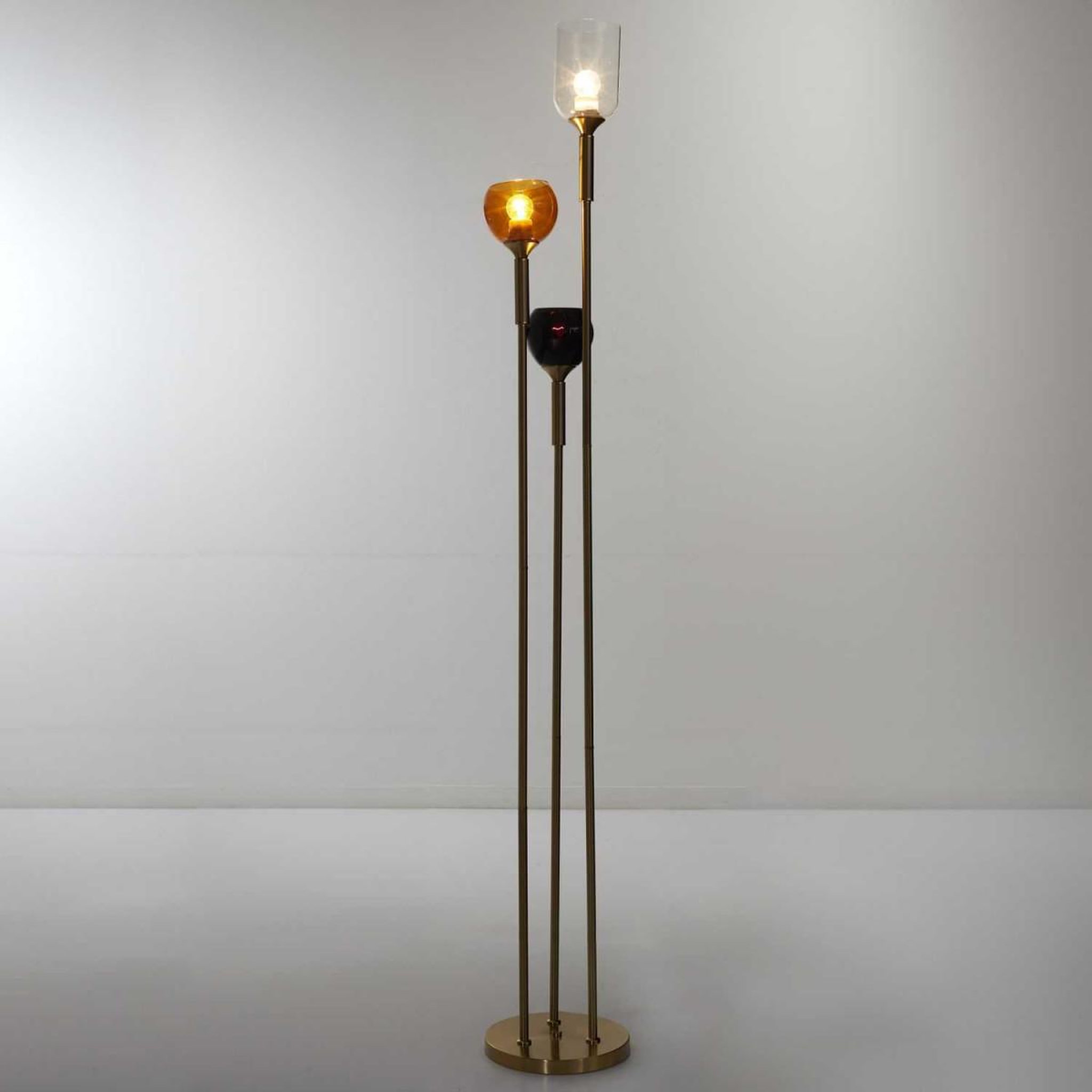 Voir la diapositive 3 : The Home Deco Factory Lampadaire Design  Tripod  150cm Multicolore