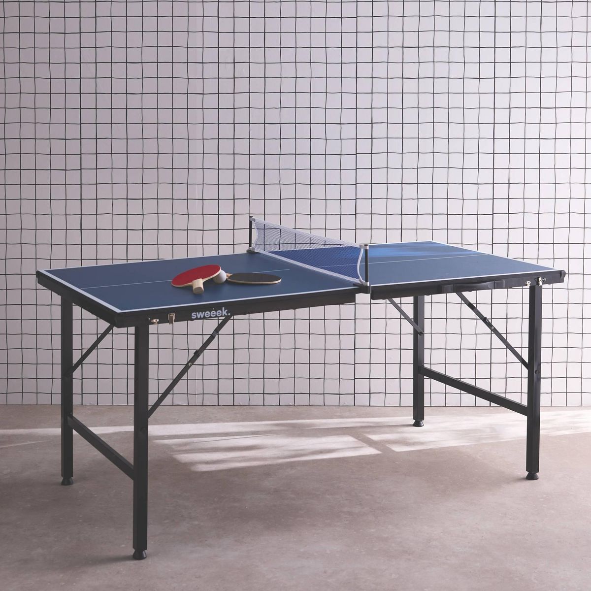 SWEEEK Mini table de ping pong 150x75cm - table pliable INDOOR bleue. avec 2 raquettes et 3 balles. valise de jeu pour utilisation intérieure. sport tennis de table