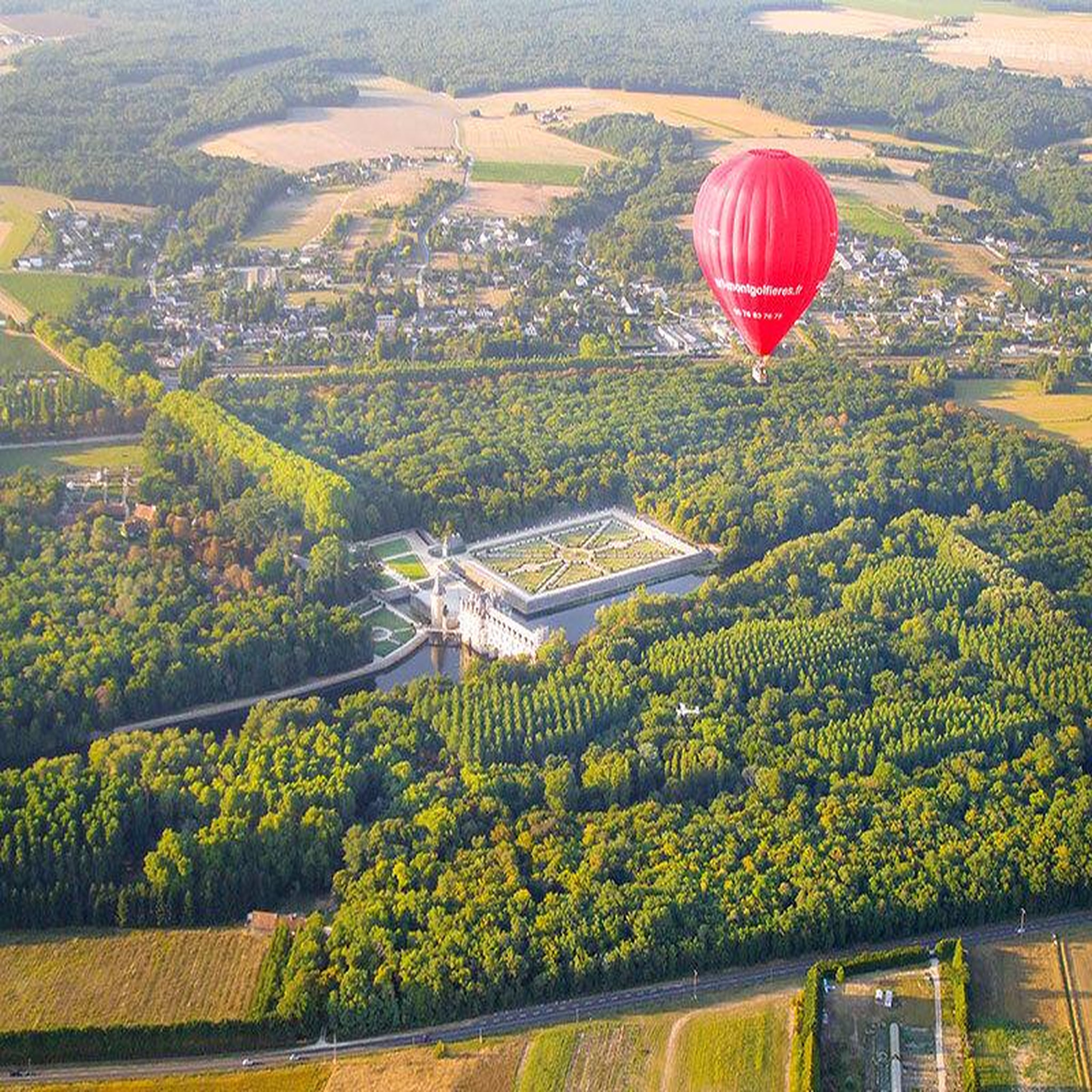 Voir la diapositive 2 : Smartbox Vol en montgolfière au-dessus de chenonceaux en semaine - coffret cadeau sport & aventure
